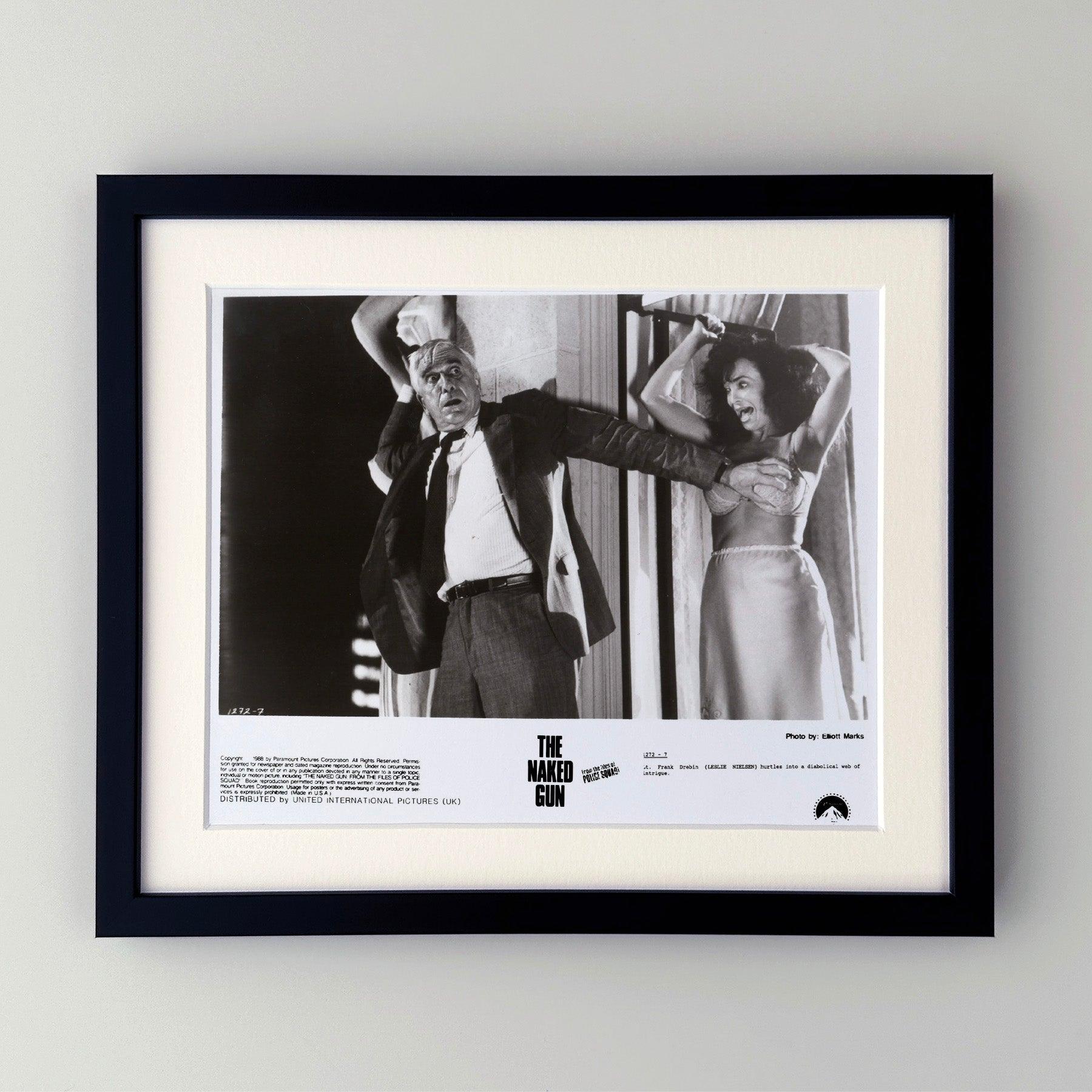 Original 8x10 inches Publicity Film Still for The Naked Gun (1988) starring Leslie Nielsen.

Les photos de publicité (film/production) ont été créées pour aider les studios à promouvoir leurs nouveaux films. Les photos ont été incluses dans les