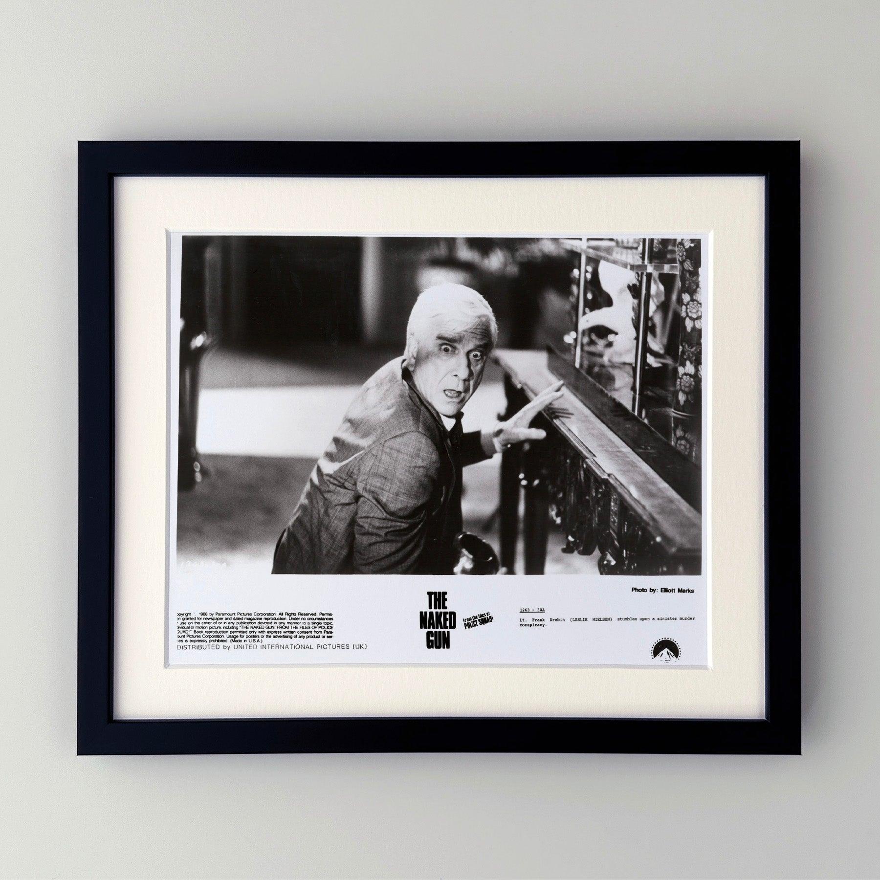 Original 8x10 Zoll Publicity Film Still für The Naked Gun (1988) mit Leslie Nielsen in der Hauptrolle.

Werbefotos (Film/Produktion) wurden erstellt, um die Studios bei der Werbung für ihre neuen Filme zu unterstützen. Die Standbilder wurden den