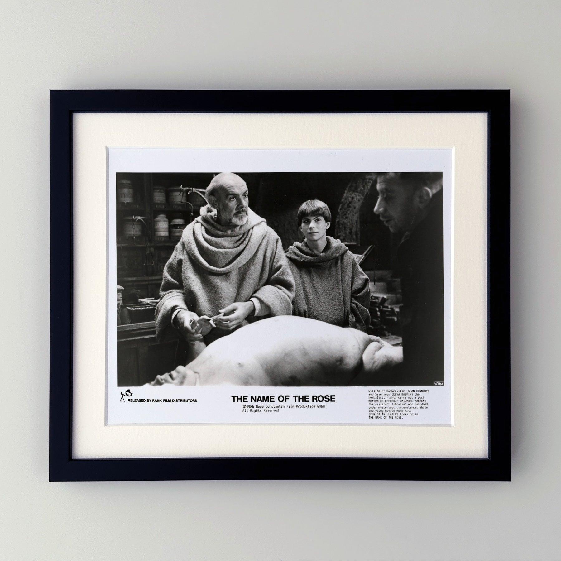  Original 8x10 Zoll Publicity Film Standbild für The Name of the Rose (1986) mit Sean Connery und Christian Slater. 

Werbefotos (Film/Produktion) wurden erstellt, um die Studios bei der Werbung für ihre neuen Filme zu unterstützen. Die Standbilder