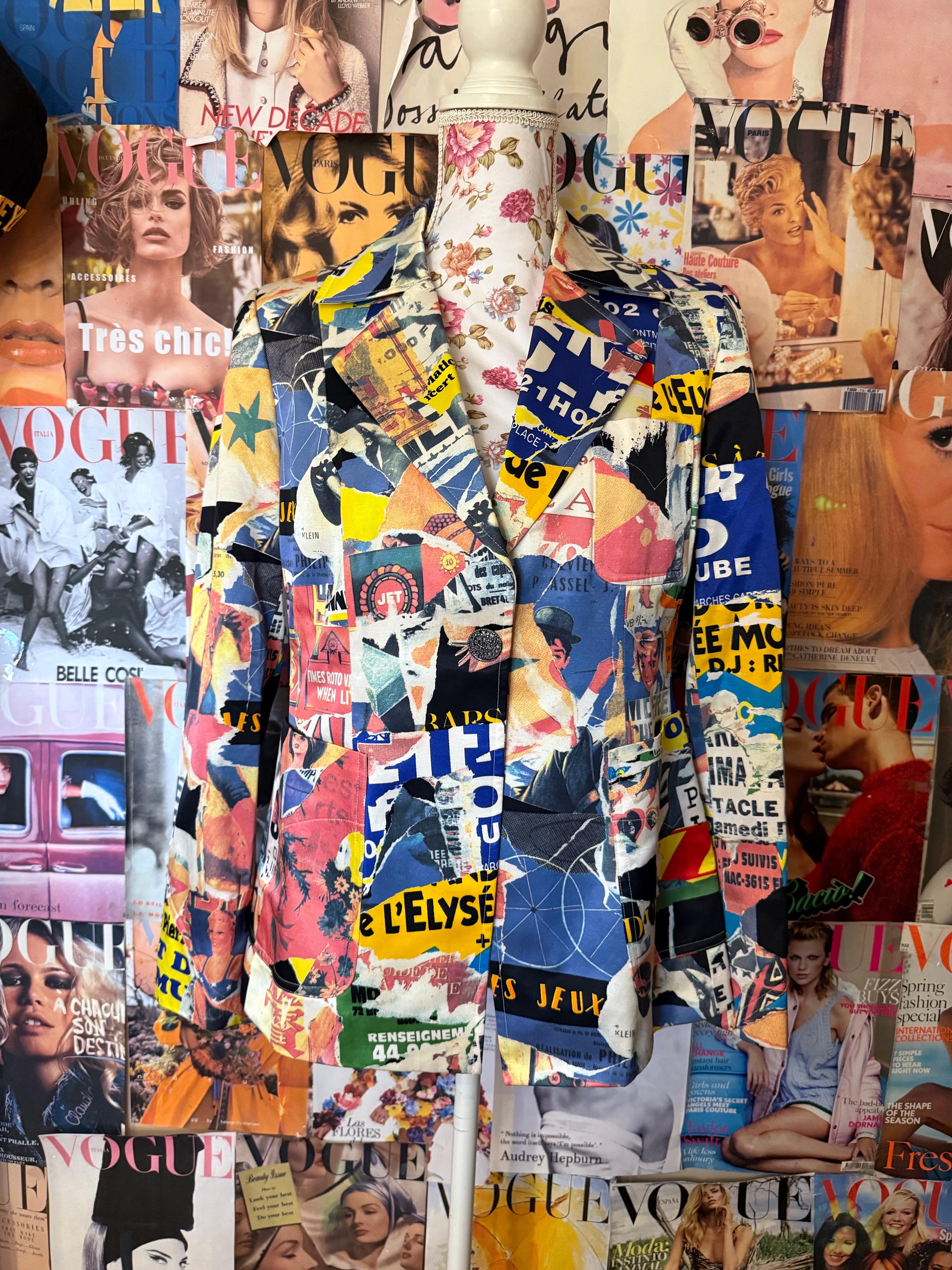 Magnifique veste de blazer Vintage en patchwork de journaux des années 90 par Christian Lacroix collection bazar elle a été portée par la seule et unique Fran Fine dans la sitcom des années 90 The Nanny. 
Il est en parfait état et ne présente