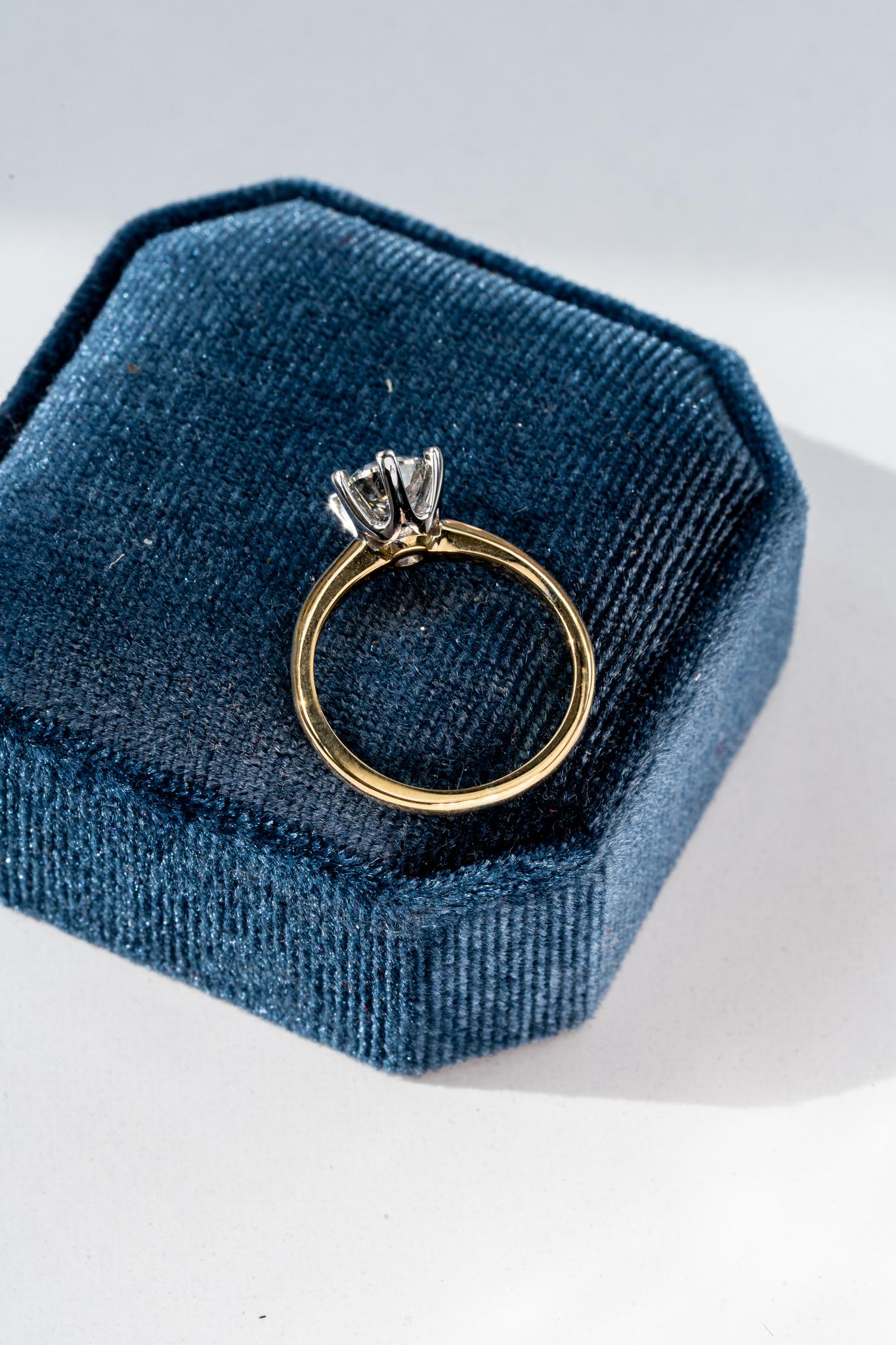 Im Angebot: Der Nara Solitär-Diamant-Verlobungsring () 4