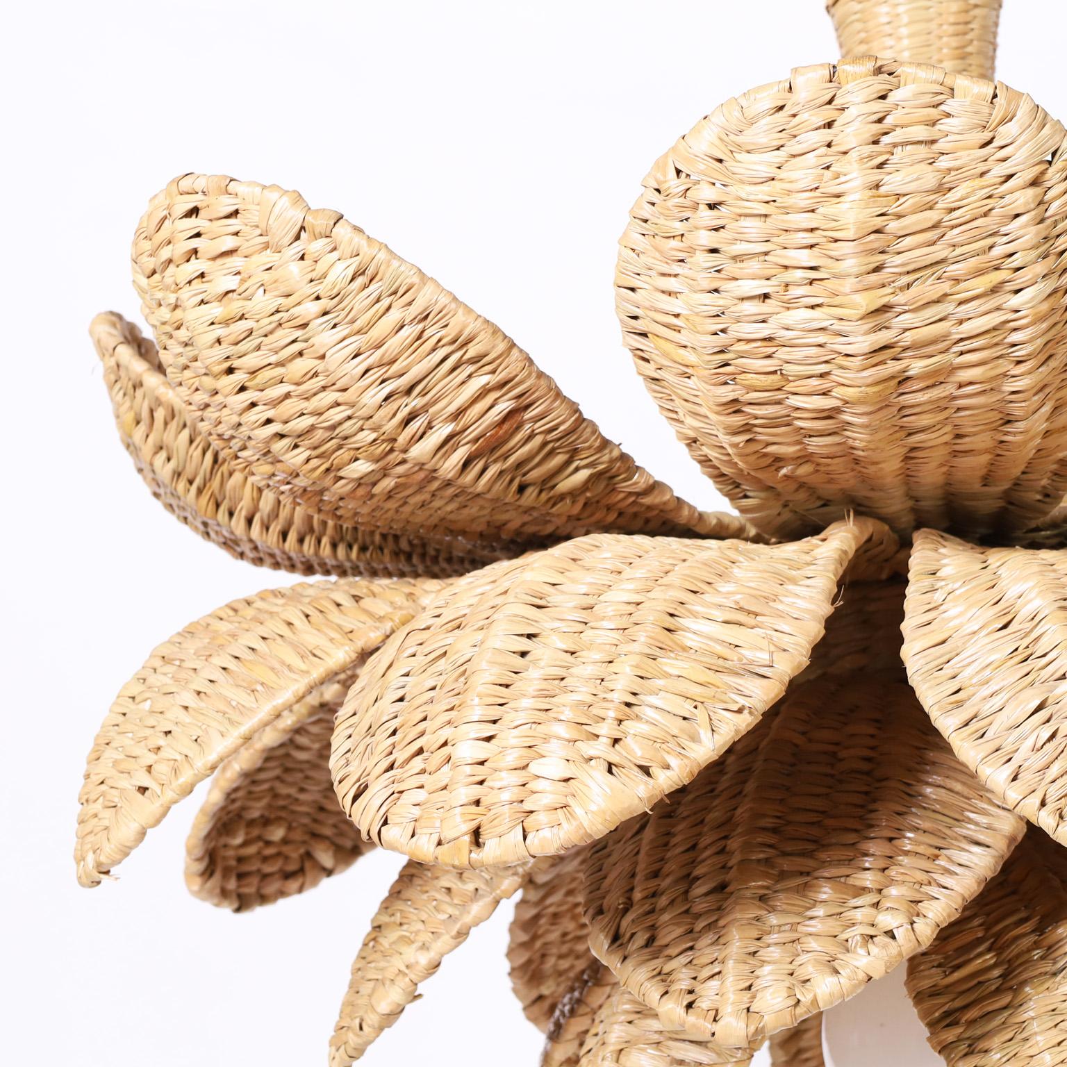 Nassau, eine schicke Pendelleuchte aus Korbgeflecht mit einem robusten Metallrahmen, der mit Schilf in einer vierstufigen Lotusblumenform umwickelt ist, wurde exklusiv von F. S. Henemader Antiquitäten als Teil der FS Flores Collection'S entworfen