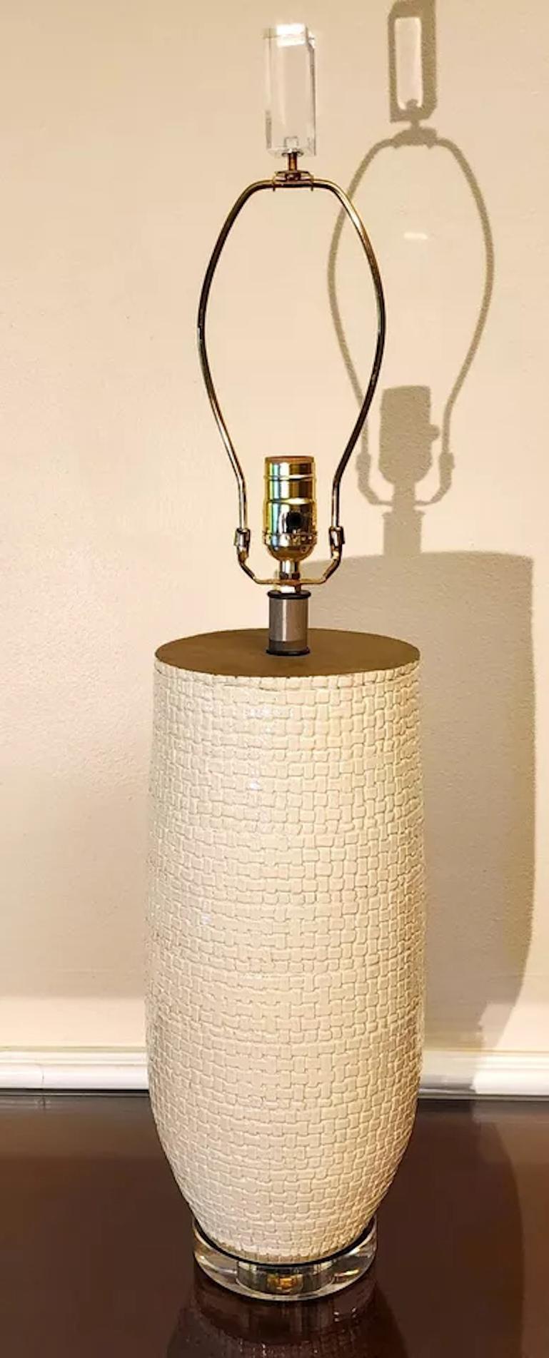 Moderne Lampe de table Blanche en céramique et Lucite en vente