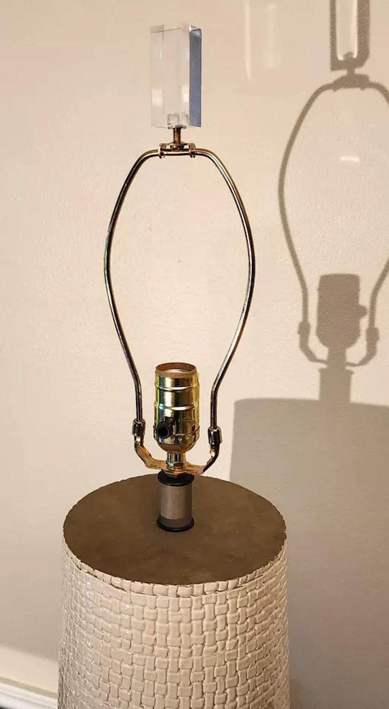 Céramique Lampe de table Blanche en céramique et Lucite en vente