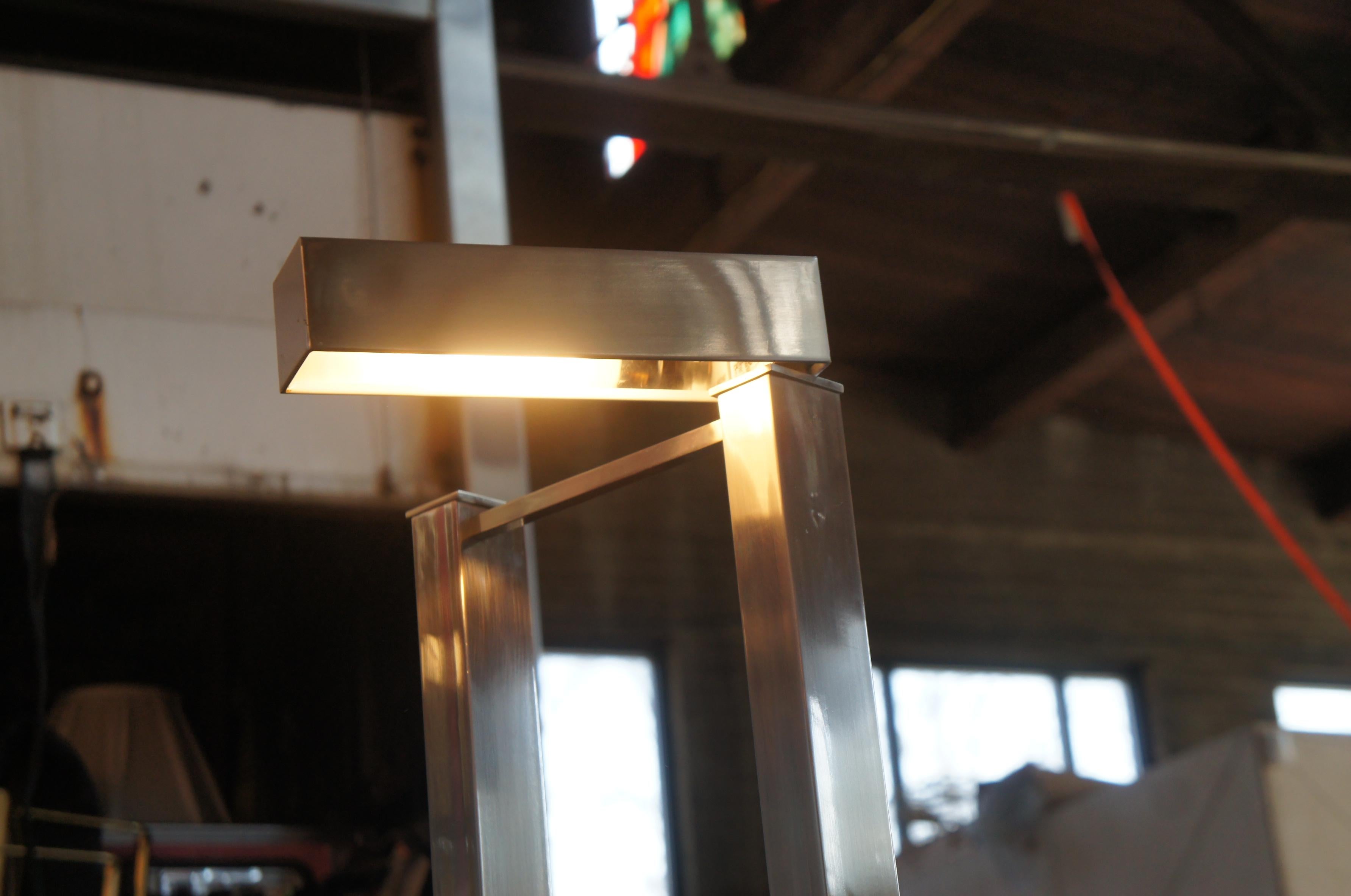 Natural Light Company Zeitgenssische drehbare Stehlampe aus Metall, dimmbar im Angebot 6