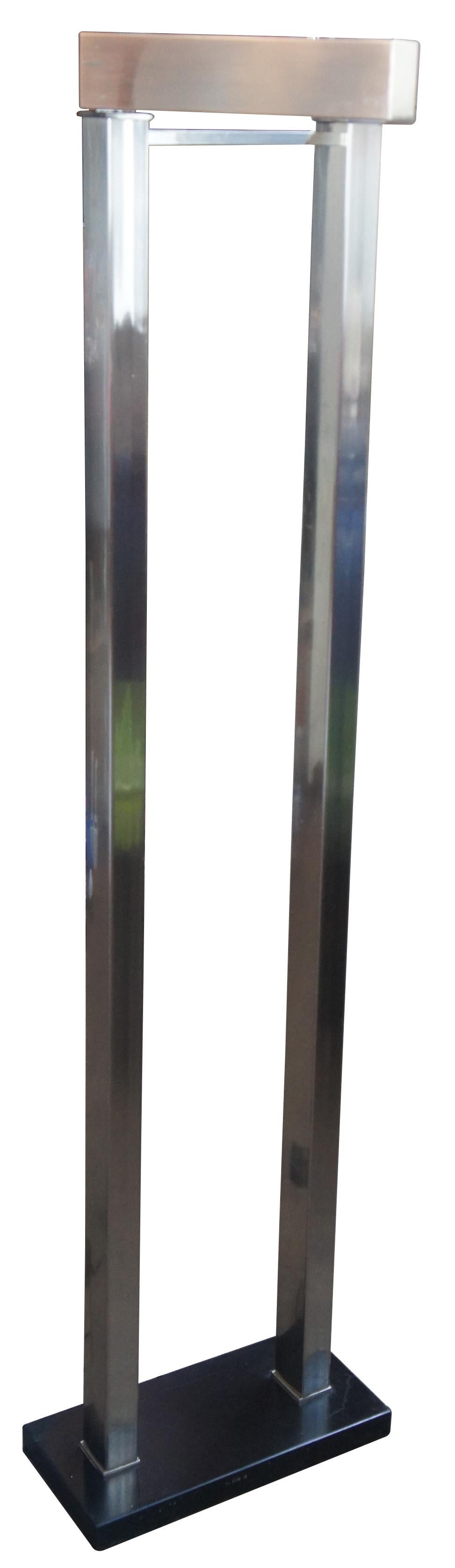 Eine moderne schwenkbare Metallleuchte von The Natural Light Co. Modernes, röhrenförmiges Gestell mit schwarzem Sockel. Maße: 61
