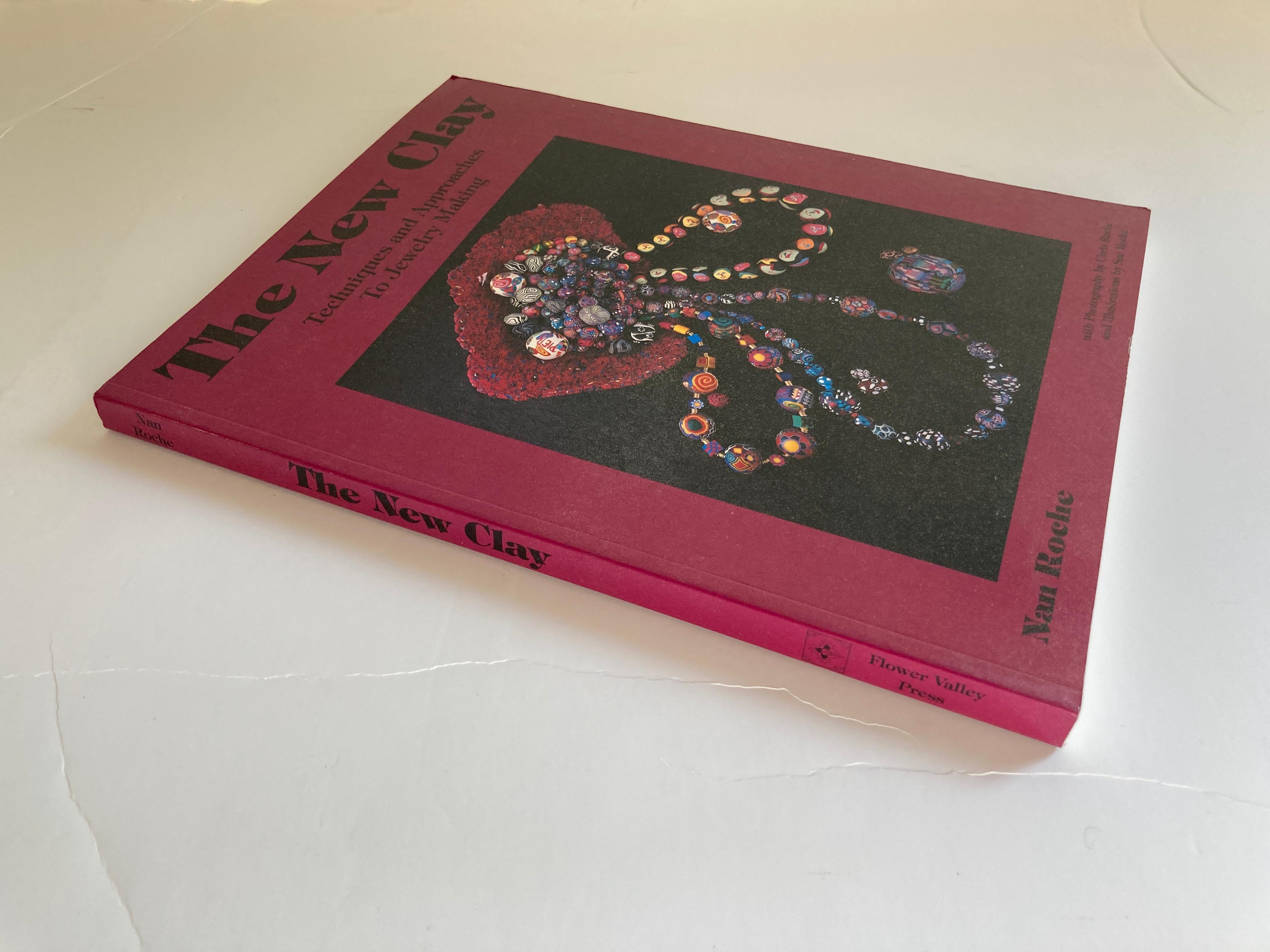 The New Clay : Techniques and Approaches to Jewelry Making.
Un livre merveilleux, avec plus de 100 photos couleur, sur la fabrication de perles et de bijoux complexes à l'aide d'argiles de modelage telles que 