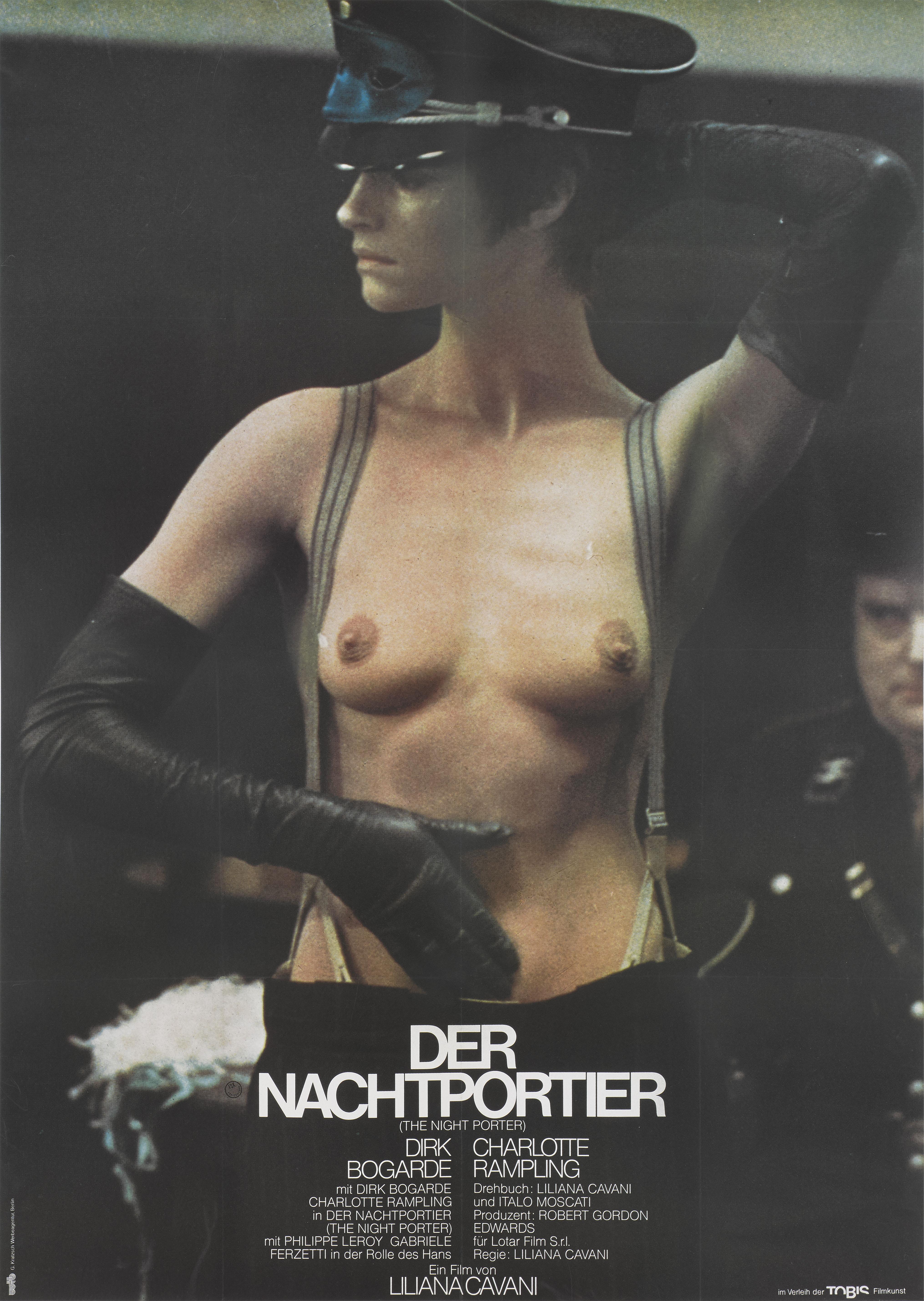 Dies ist ein seltenes großformatiges deutsches Plakat für das Kriegsdrama The Night Porter / Der Nachtportier von 1974.
Bei diesem Film führte Liliana Cavani Regie, in den Hauptrollen spielten Dirk Bogarde und Charlotte Rampling. Dieser Film wurde