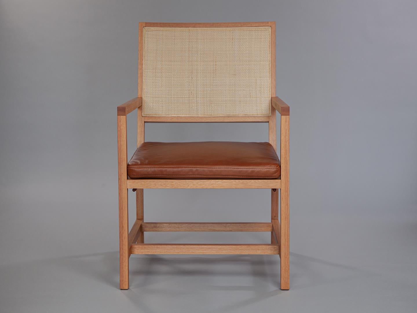 La poltrona n. 2 rende omaggio all'arredamento moderno brasiliano degli anni '50 e '60. La sua struttura robusta e confortevole unisce in modo unico relax e raffinatezza. Realizzato meticolosamente con i pregiati Wood Jequitibá e Sucupira, presenta
