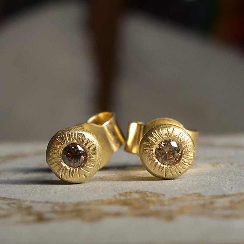 The Noa diamond stud earrings  are handmade with ethically and sustainably sourced 18ct Fairmined gold from the Oro Puro mining community in Peru.  There are two 2mm diamonds in a selection of colours. They make an excellent alternative to the
