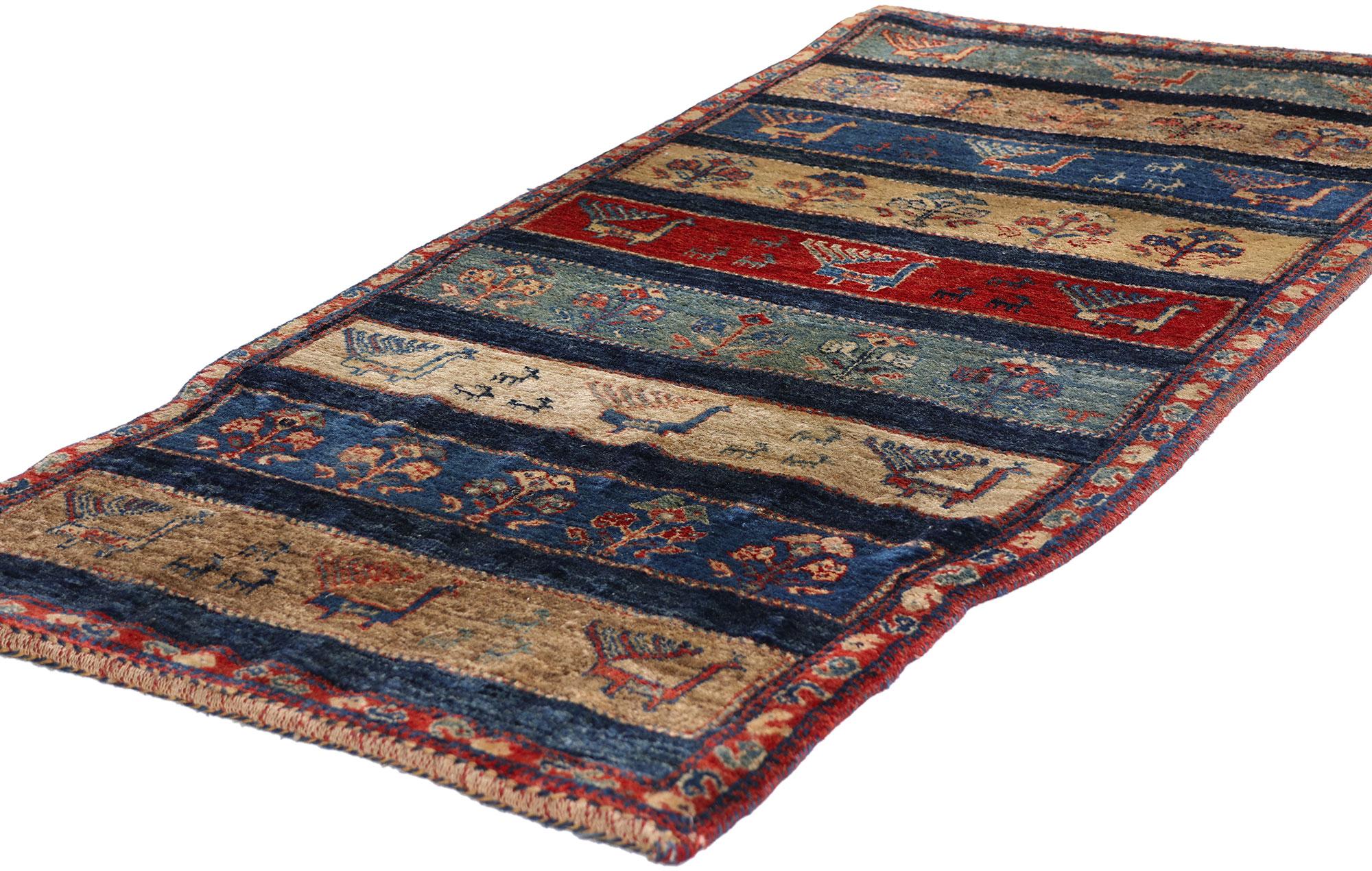 79337 Tappeto Gabbeh persiano vintage, 02'04 x 05'01. Animato da uno spirito tribale e da un'arte sfrenata, questo tappeto Gabbeh persiano vintage in lana annodato a mano incarna l'essenza dell'esclusività radicata nell'autenticità. Ogni prezioso