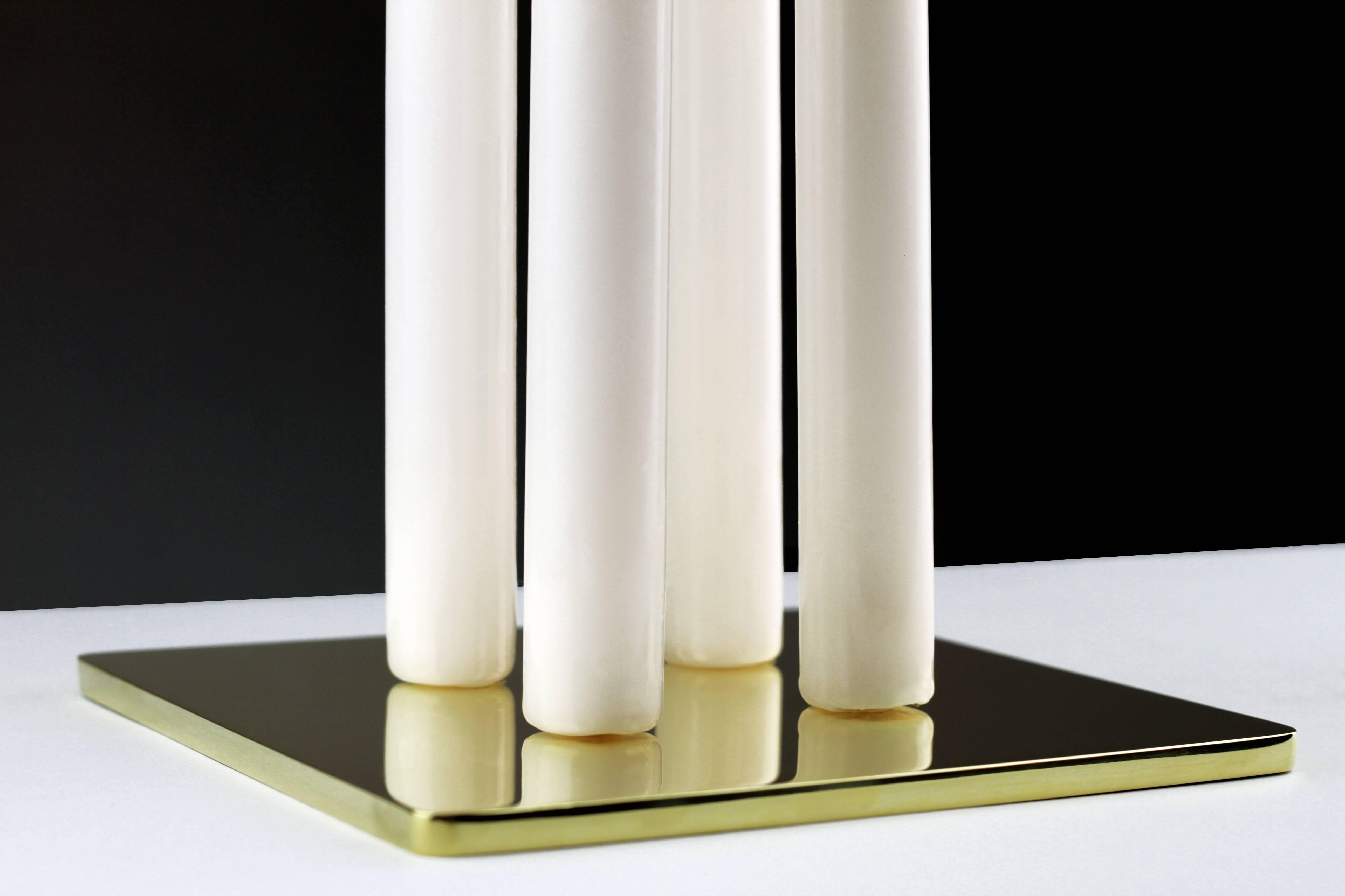 Nordicer Kerzenhalter aus hochglanzpoliertem Messing, vierfach (Skandinavische Moderne) im Angebot