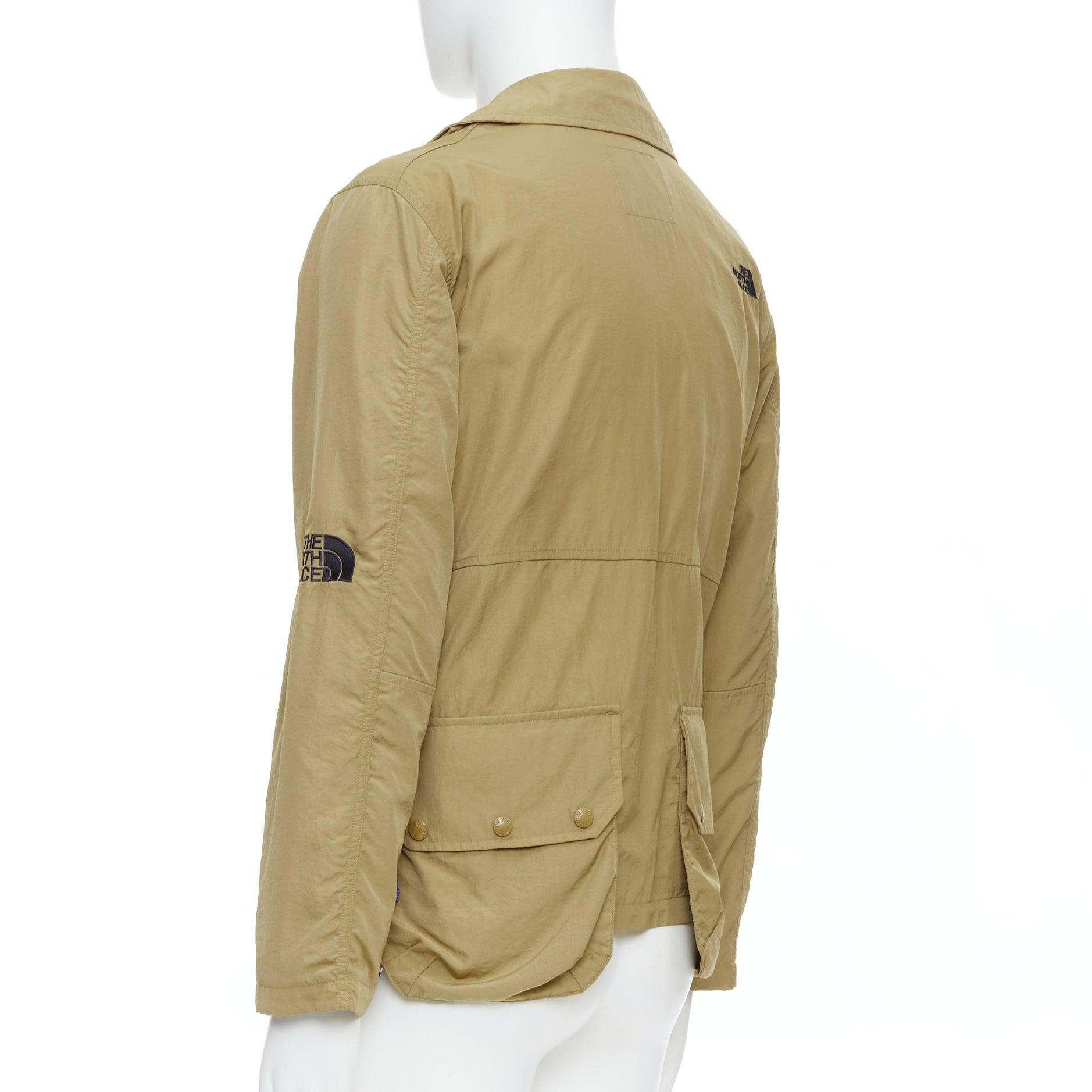 THE NORTH FACE windbreaker-Jacke aus khakifarbenem Nylon mit blauen Bezügen und schwarzem Logo XS im Angebot 2
