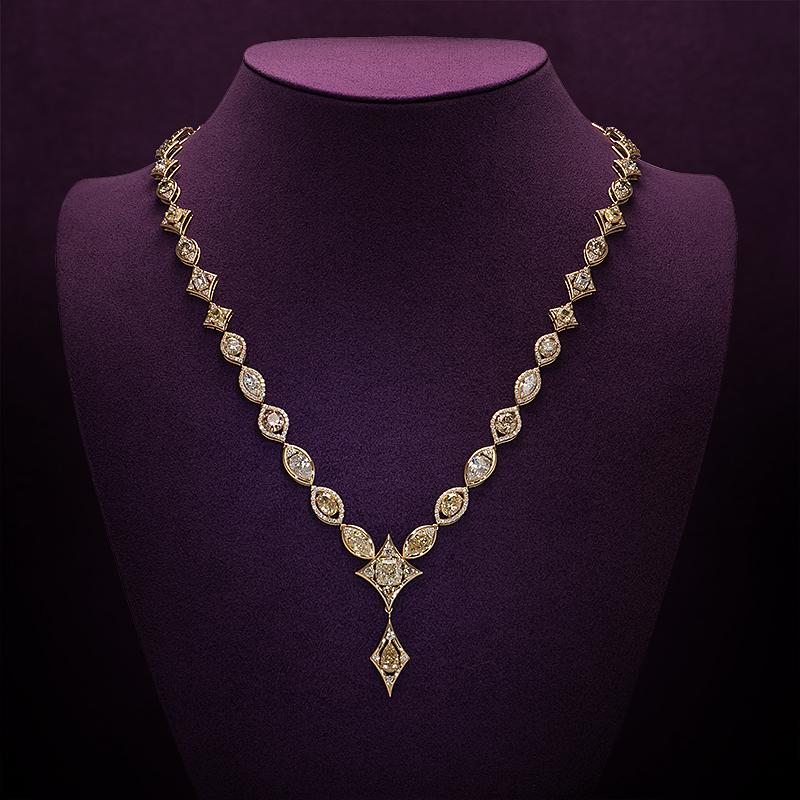Ti presentiamo la collana di diamanti North Star, un pezzo straordinario che cattura la magia celeste di un cielo notturno scintillante. Realizzata con meticolosa maestria, questa squisita collana è caratterizzata da una brillante costellazione di
