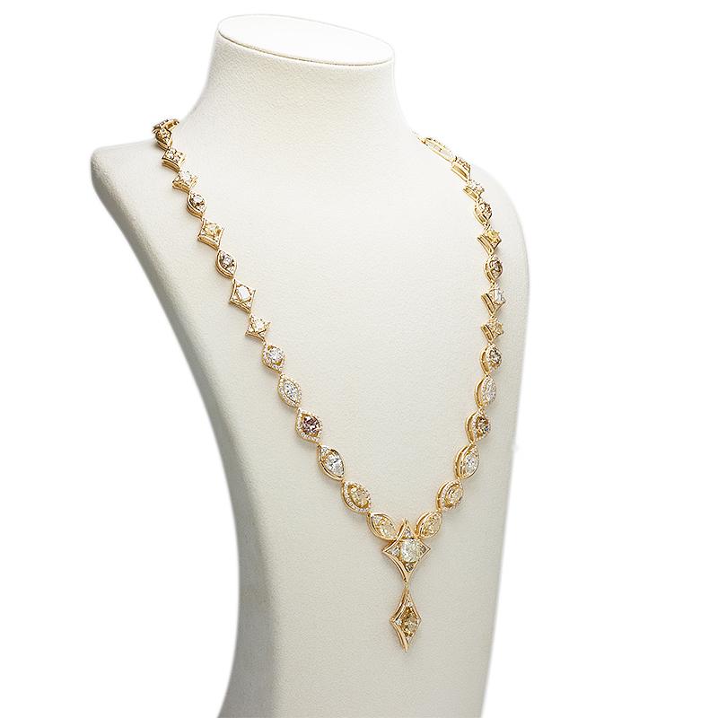 Donna Collana con diamanti multicolore a forma di fantasia The North Star 26,59 carati in vendita