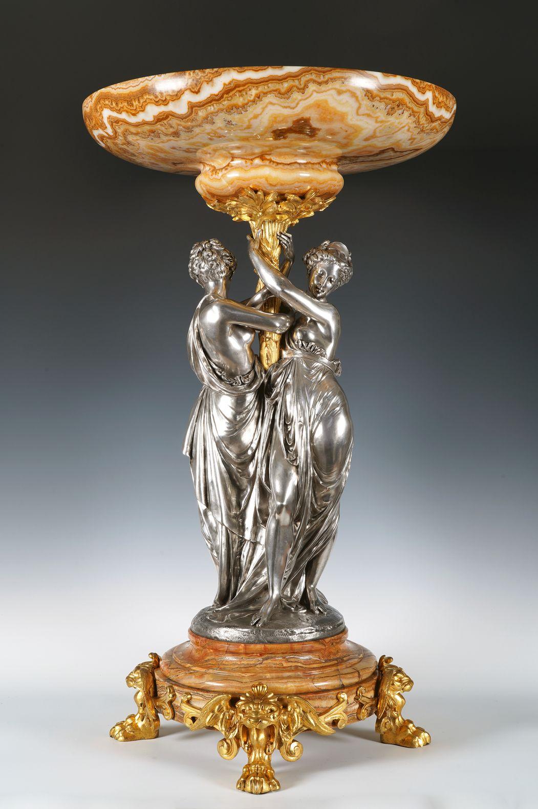 Firmato Carrier et H. Journet & Cie, 24 bd des Italiens, Sté des Onyx e numerato 2326.
Diametro della base: 44 cm (17,3 in.); Diametro della vasca: 49 cm (19,3 in.)

Importante e rara ciotola circolare in onice algerina a coste. È sostenuta da un