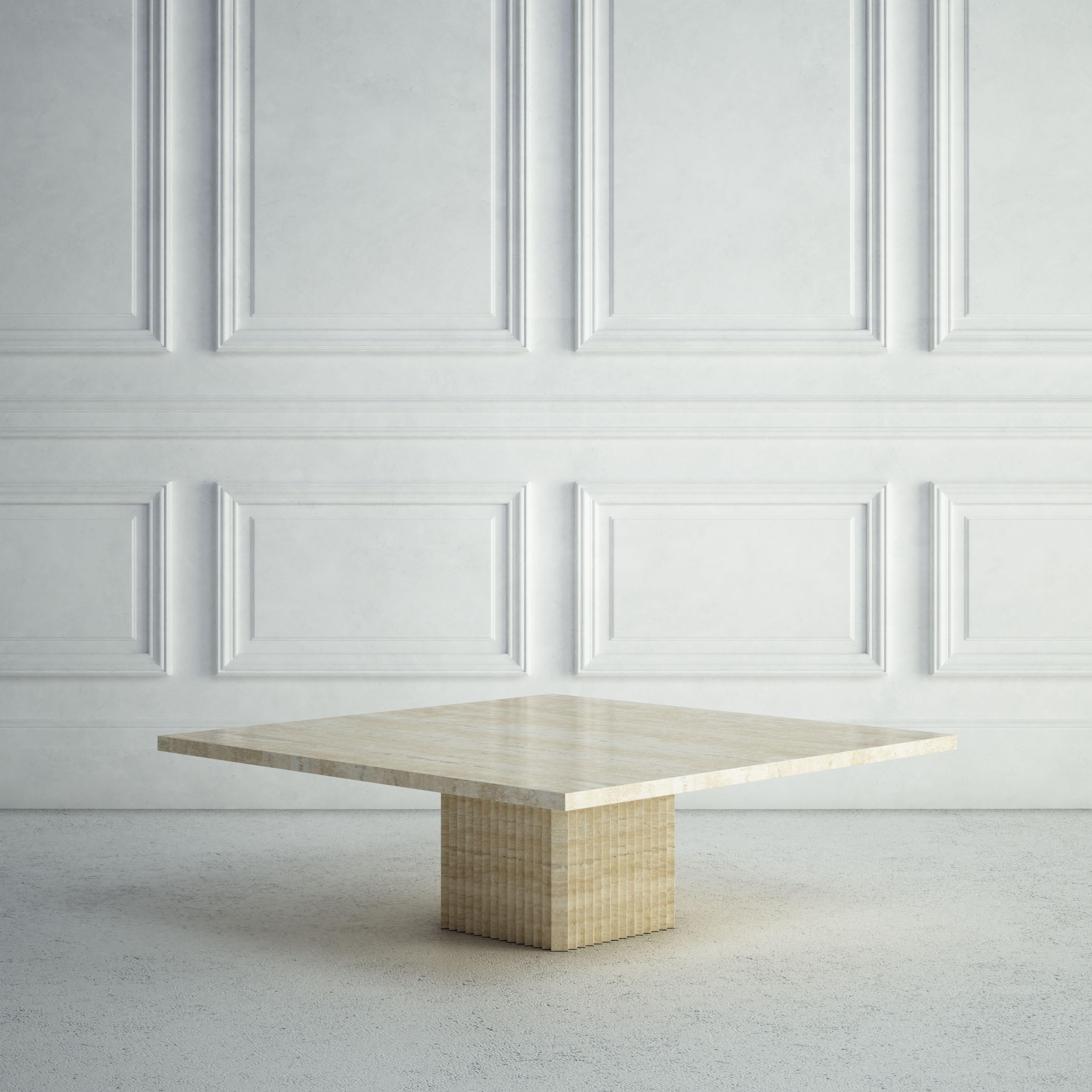 Moderne The Odette : une table basse moderne en pierre avec un plateau carré et une base carrée en vente