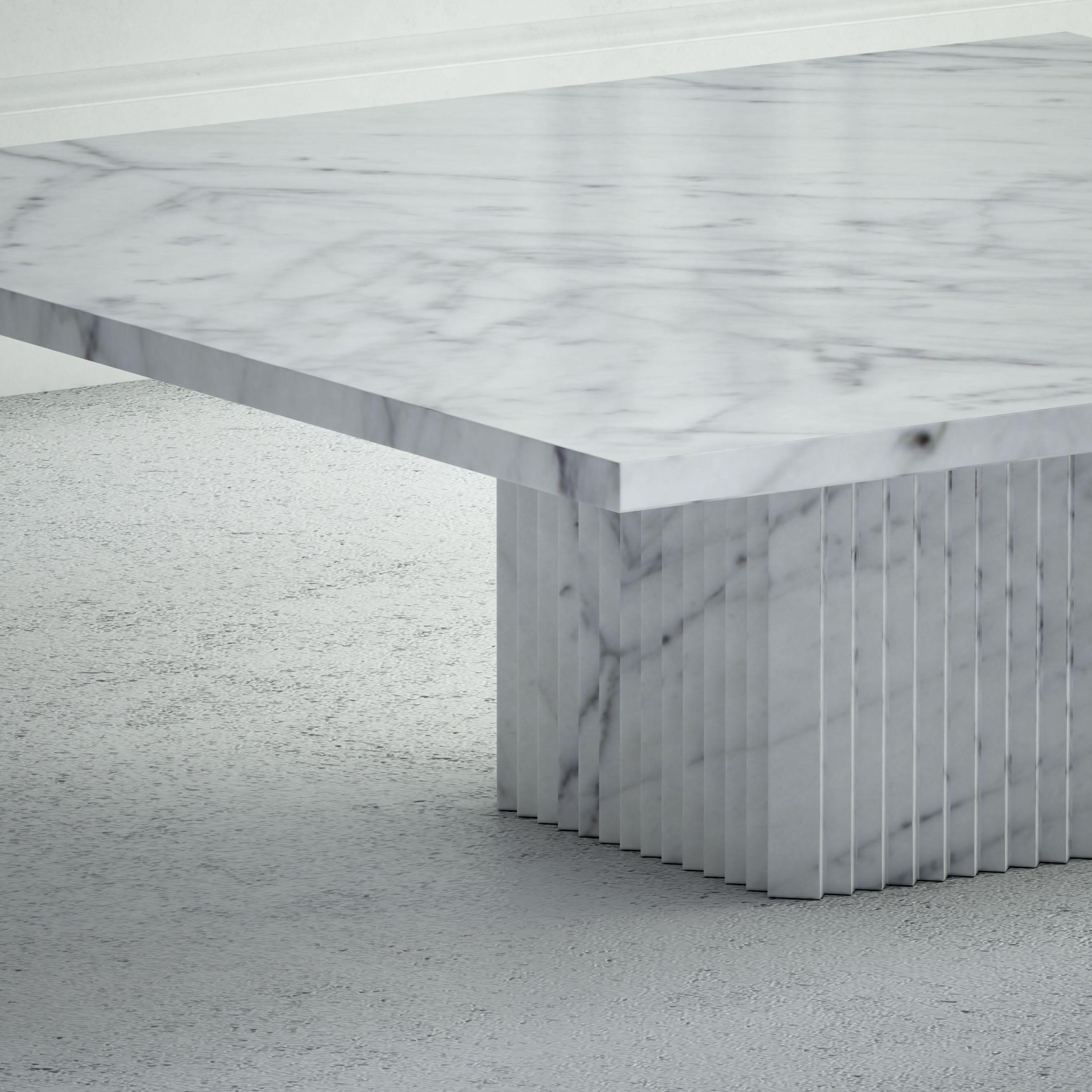 Sculpté The Odette : une table basse moderne en pierre avec un plateau carré et une base carrée en vente