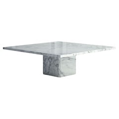 The Odette : une table basse moderne en pierre avec un plateau carré et une base carrée