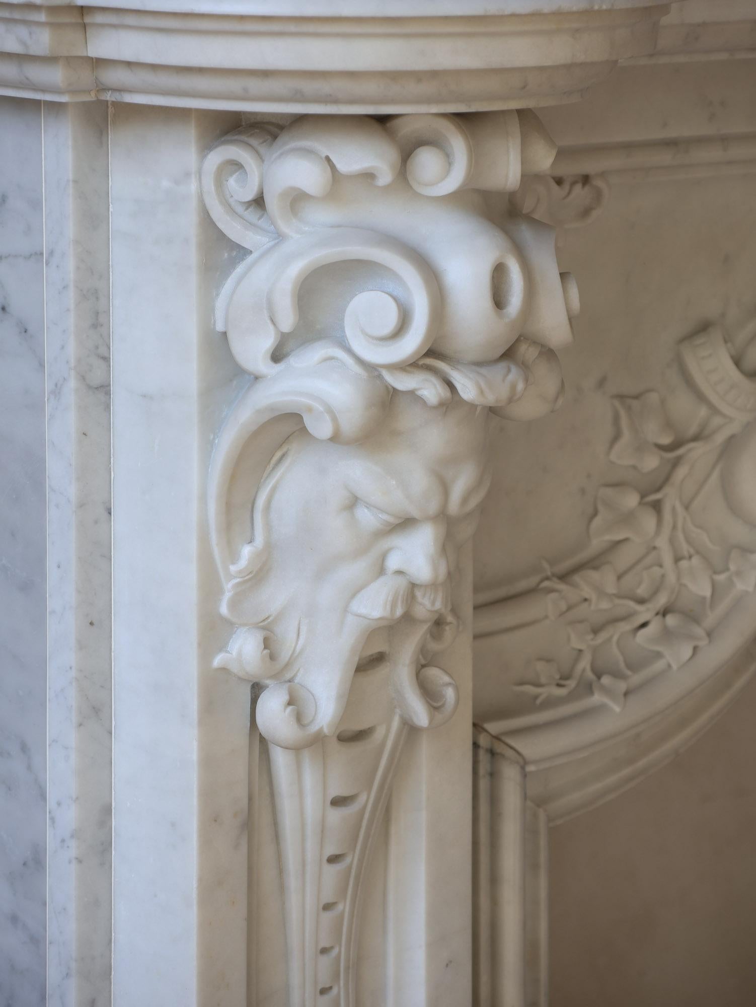 Grande cheminée ancienne Statuario en marbre de Carrare avec masques de Vikings en vente 8
