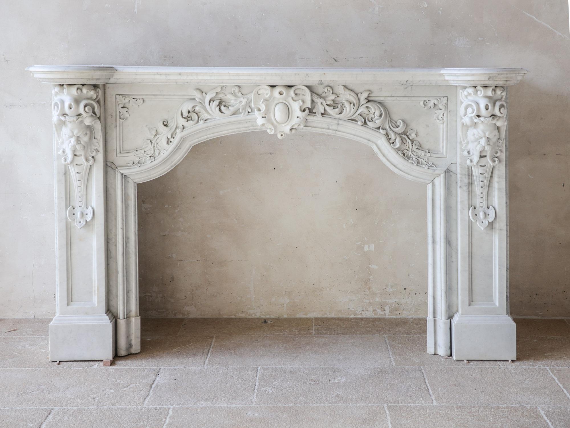 Cette cheminée exceptionnelle, de grande taille et aux détails exquis, est fabriquée en marbre Statuario Bianco Carrara de haute qualité. Probablement originaire d'Europe du Nord ou du Nord de la France, la cheminée combine des lignes épurées avec
