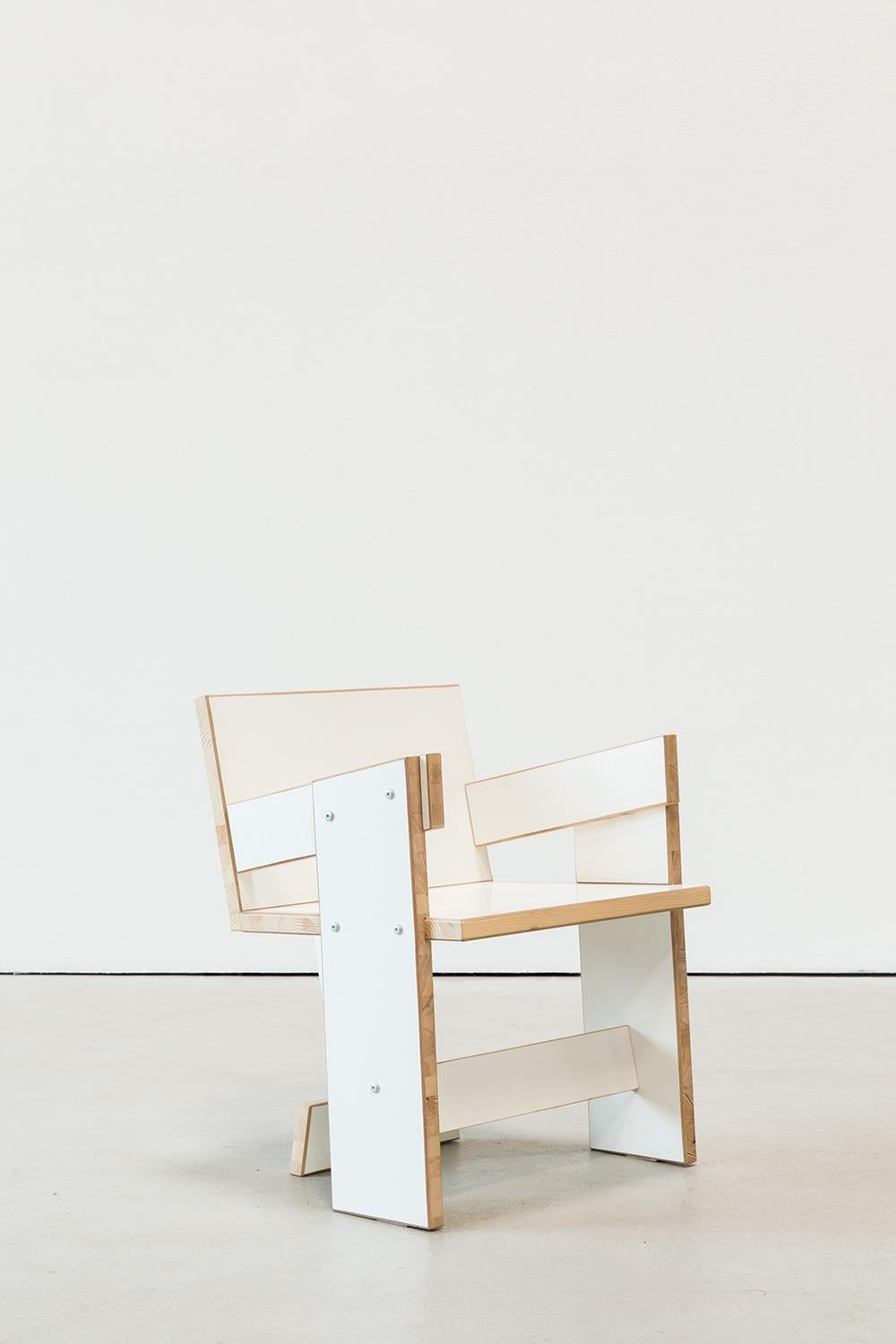 La chaise décalée 
Conçu et produit à Leipzig, en Allemagne.
Cette chaise a été fabriquée à partir d'une porte coulissante de 24 mm (placoplâtre avec revêtement en mdf blanc) d'un restaurant populaire (ENK) à Leipzig. Le raccord de bois superposé
