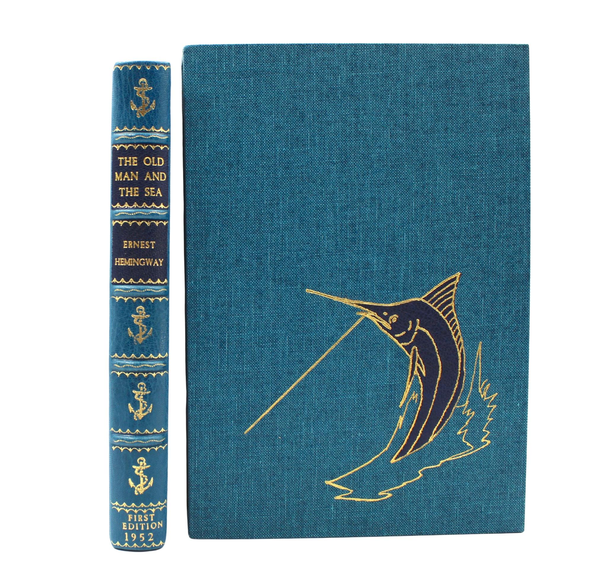 Ernest Hemingway, Il vecchio e il mare. 1952, New York: Charles Scribner's Sons. Prima edizione. Rilegato in pelle blu del Marocco con timbro personalizzato in rilievo al fronte, fasce in rilievo, titoli dorati al dorso e custodia in tela blu