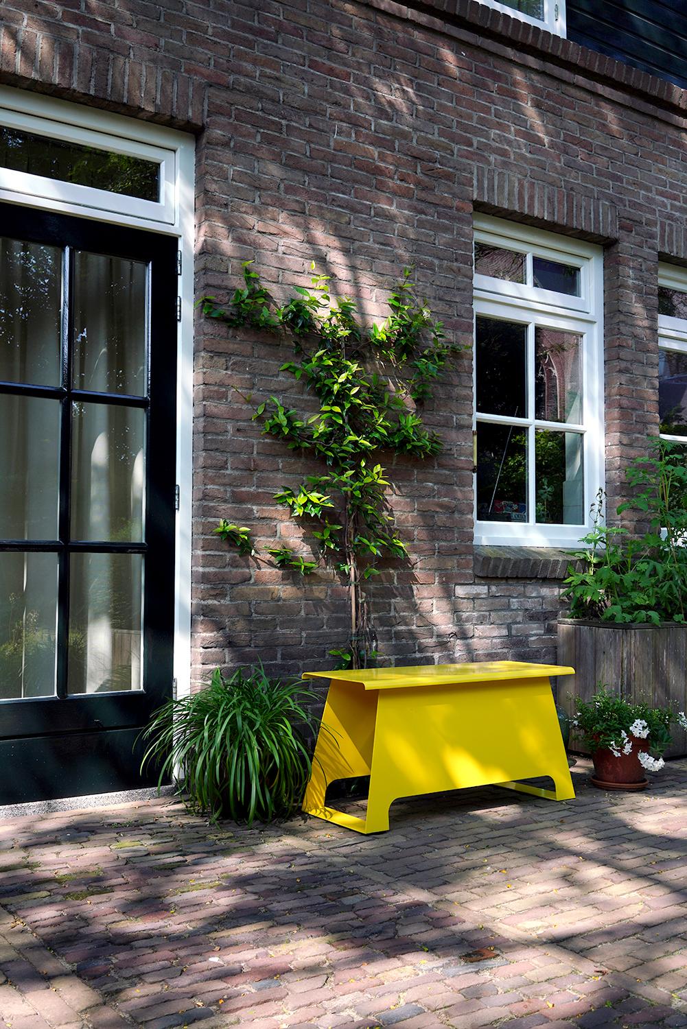 Mesa auxiliar de banco de diseño holandés contemporáneo Acero Interior Exterior/ Amarillo Moderno en venta