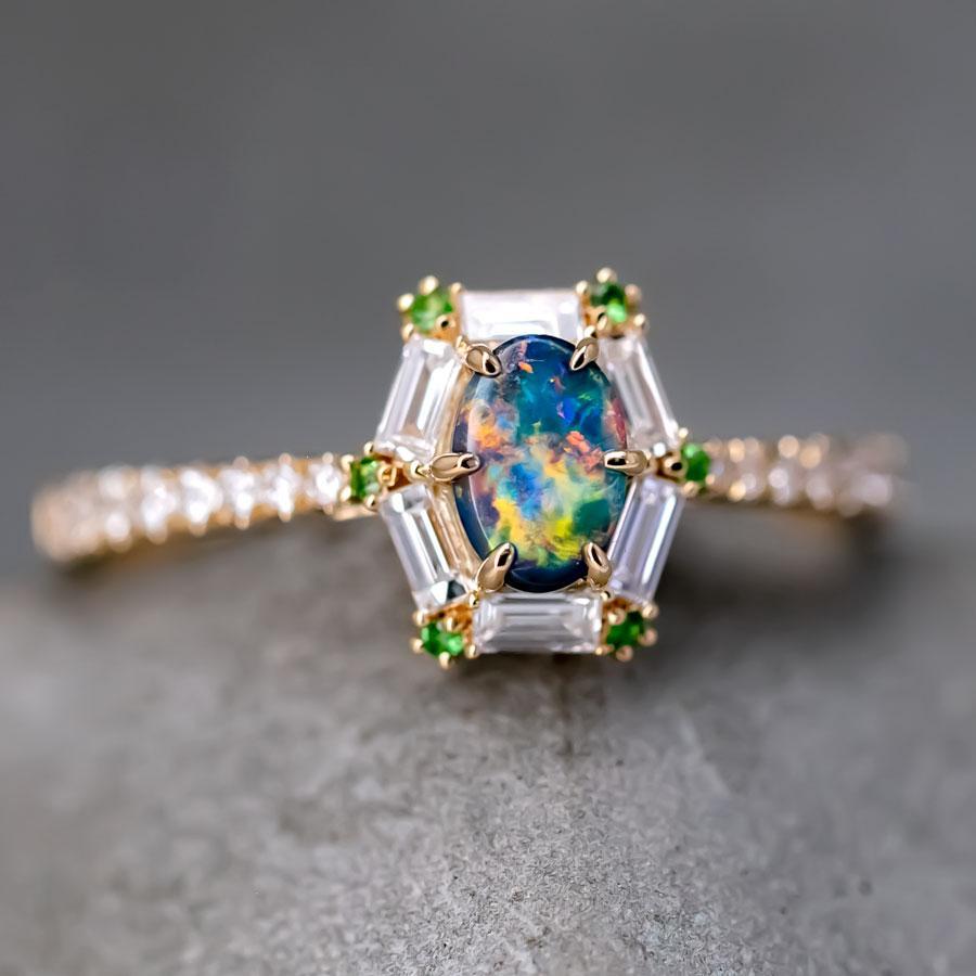 The One - Bague de fiançailles en or jaune 18 carats ornée d'une opale noire australienne, d'un diamant taille baguette et d'une tsavorite.




Nom du dessin ou modèle : The One !
Une bague de créateur vraiment unique en son genre pour l'être cher