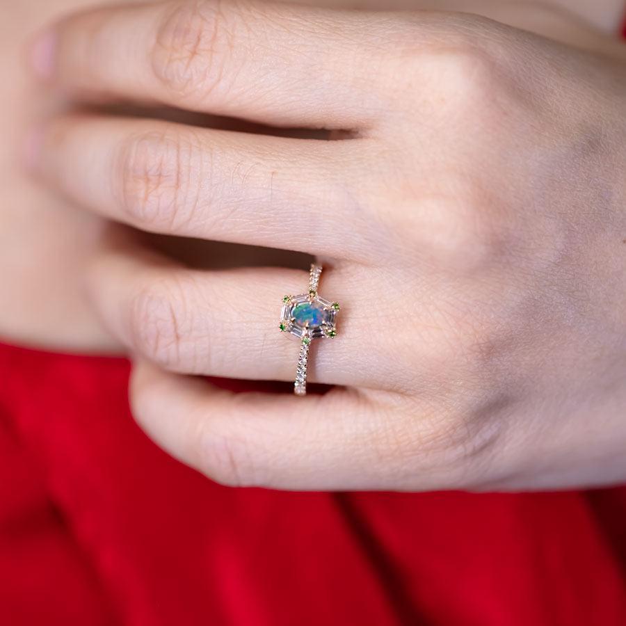 Arts and Crafts The One - Bague de fiançailles en or 18 carats ornée d'une opale noire, d'un diamant taille baguette et d'une tsavorite en vente