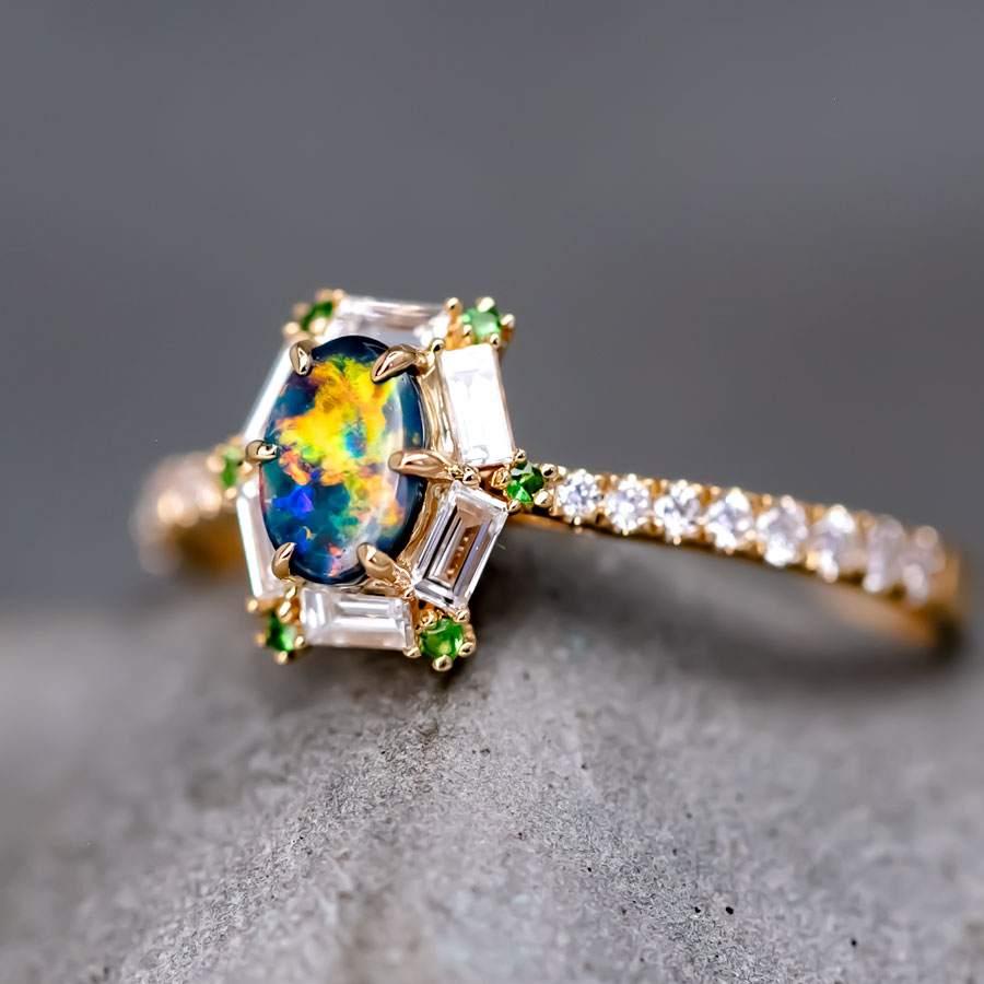 Taille baguette The One - Bague de fiançailles en or 18 carats ornée d'une opale noire, d'un diamant taille baguette et d'une tsavorite en vente