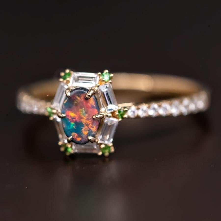 The One - Bague de fiançailles en or 18 carats ornée d'une opale noire, d'un diamant taille baguette et d'une tsavorite Neuf - En vente à Suwanee, GA