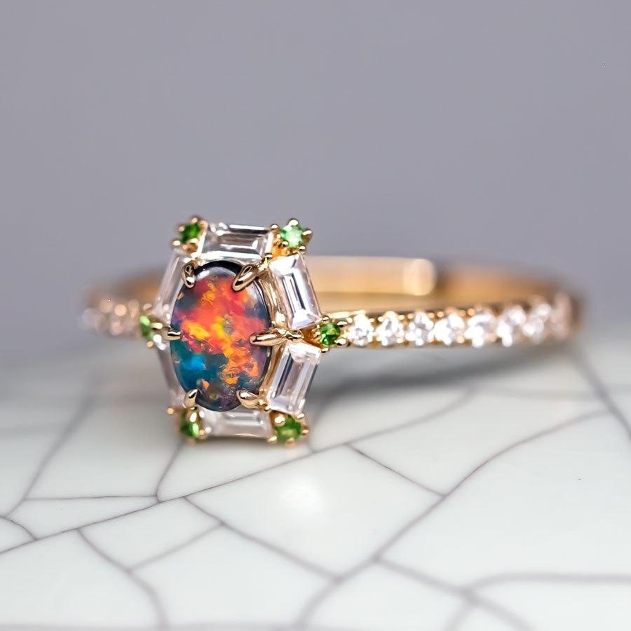 The One - Bague de fiançailles en or 18 carats ornée d'une opale noire, d'un diamant taille baguette et d'une tsavorite Unisexe en vente