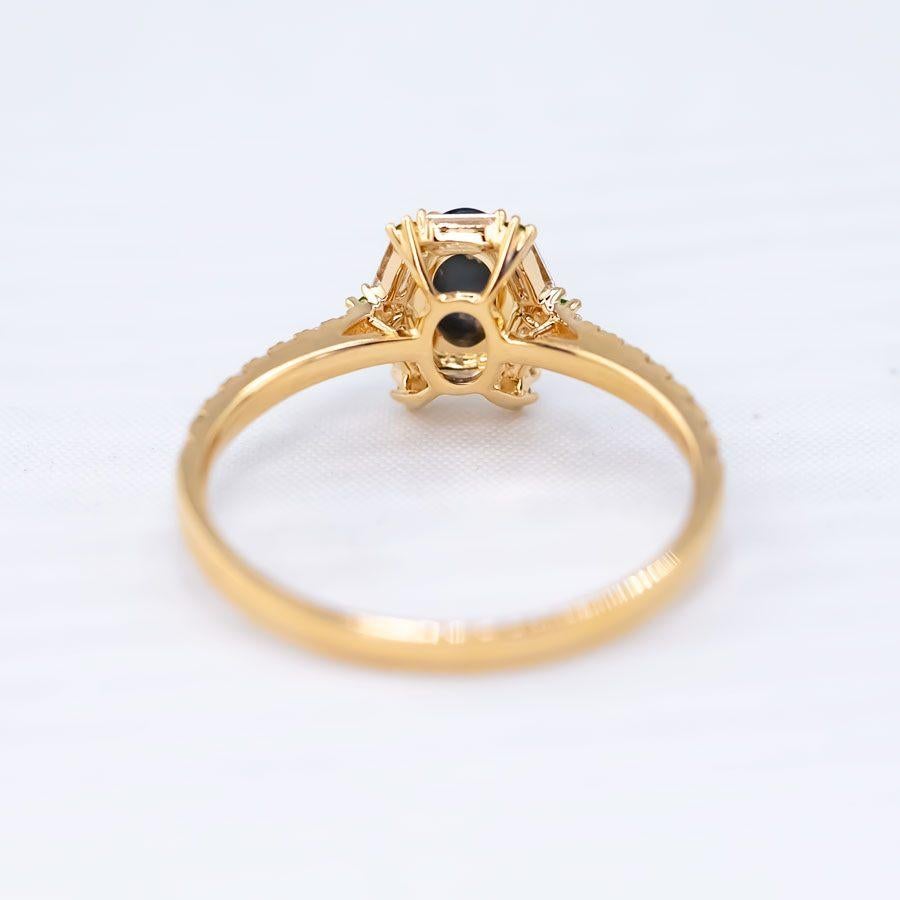 The One - Bague de fiançailles en or 18 carats ornée d'une opale noire, d'un diamant taille baguette et d'une tsavorite en vente 1