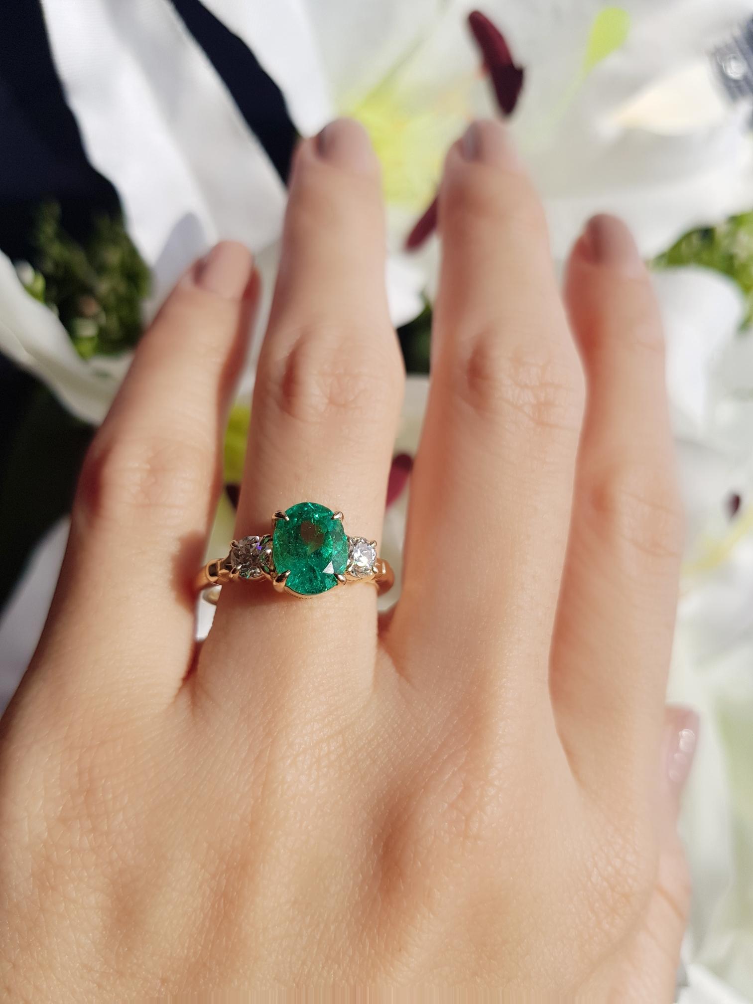 Oval Cut Colombian Emerald and Diamond Engagement Ring in 18K Yellow Gold In New Condition For Sale In Bangkok, TH