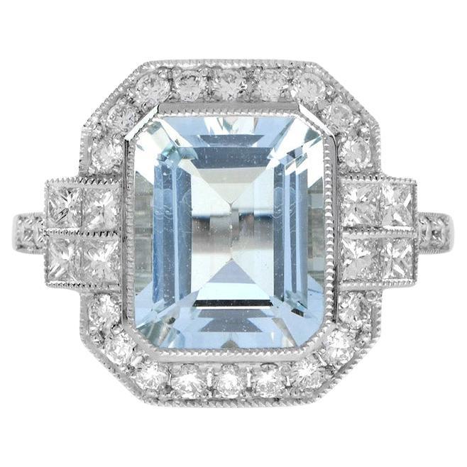 Bague de fiançailles en or blanc 18 carats, aigue-marine taille émeraude et diamants en forme de halo