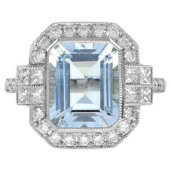 Bague de fiançailles en or blanc 18 carats, aigue-marine taille émeraude et diamants en forme de halo