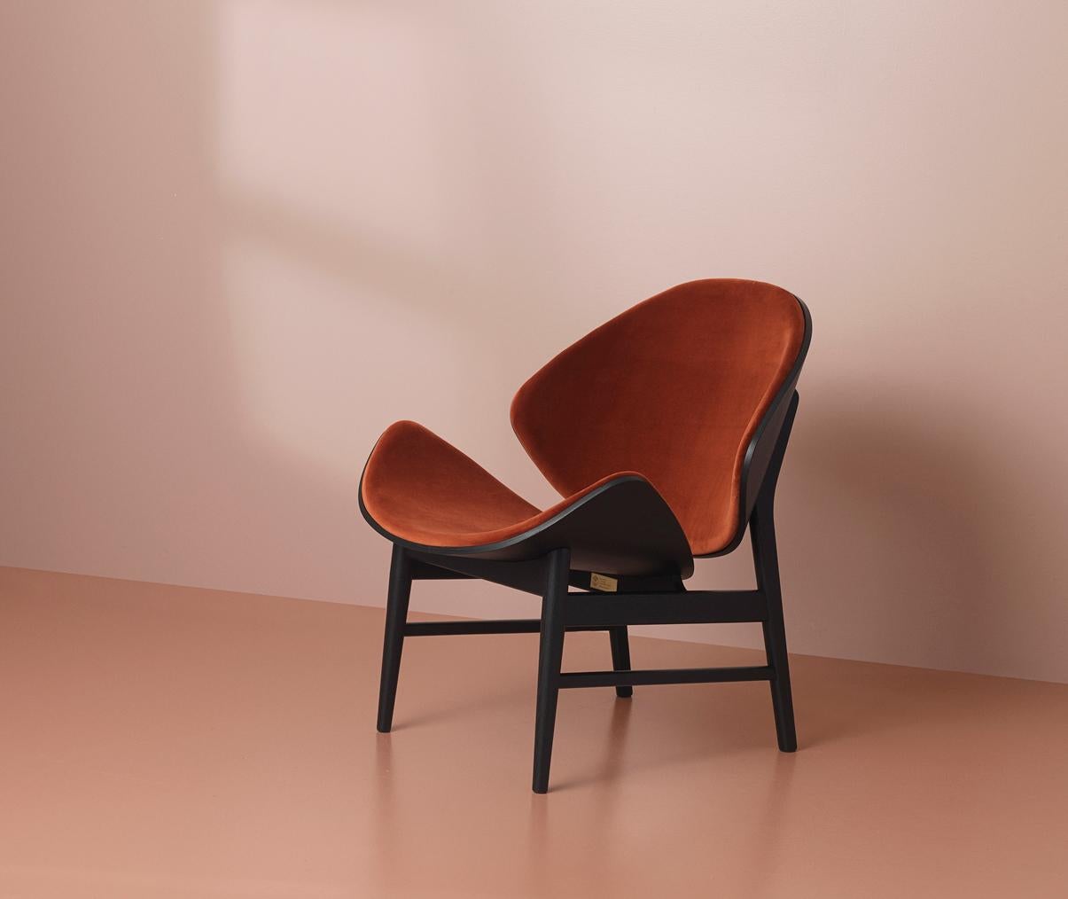 Danois La chaise Orange en chêne noir, cuir marron pointillé, cognac par Warm Nordic en vente