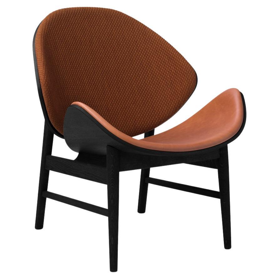 La chaise Orange en chêne noir, cuir marron pointillé, cognac par Warm Nordic en vente