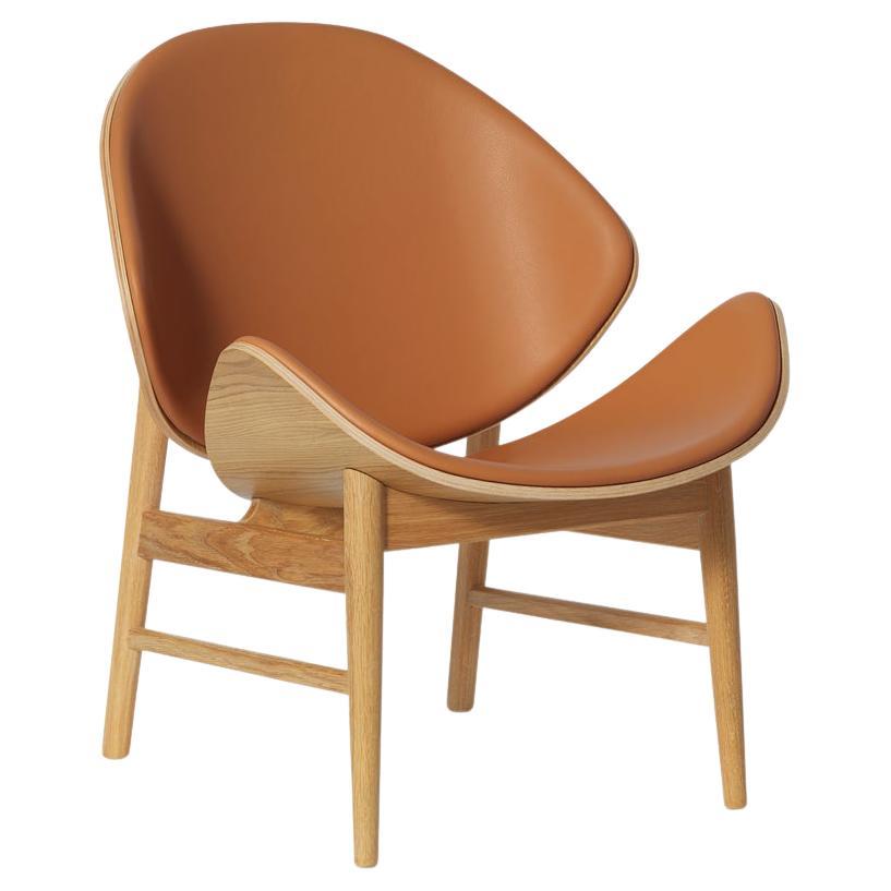 La chaise Orange Challenger en chêne huilé blanc Cognac de Warm Nordic en vente