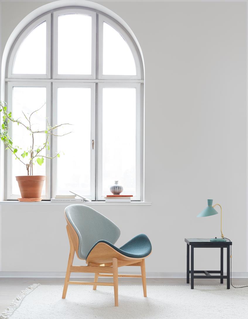 The Orange Chair - Mosaïque en chêne huilé blanc, sauge clair, abat-jour pétrole par Warm Nordic en vente 3
