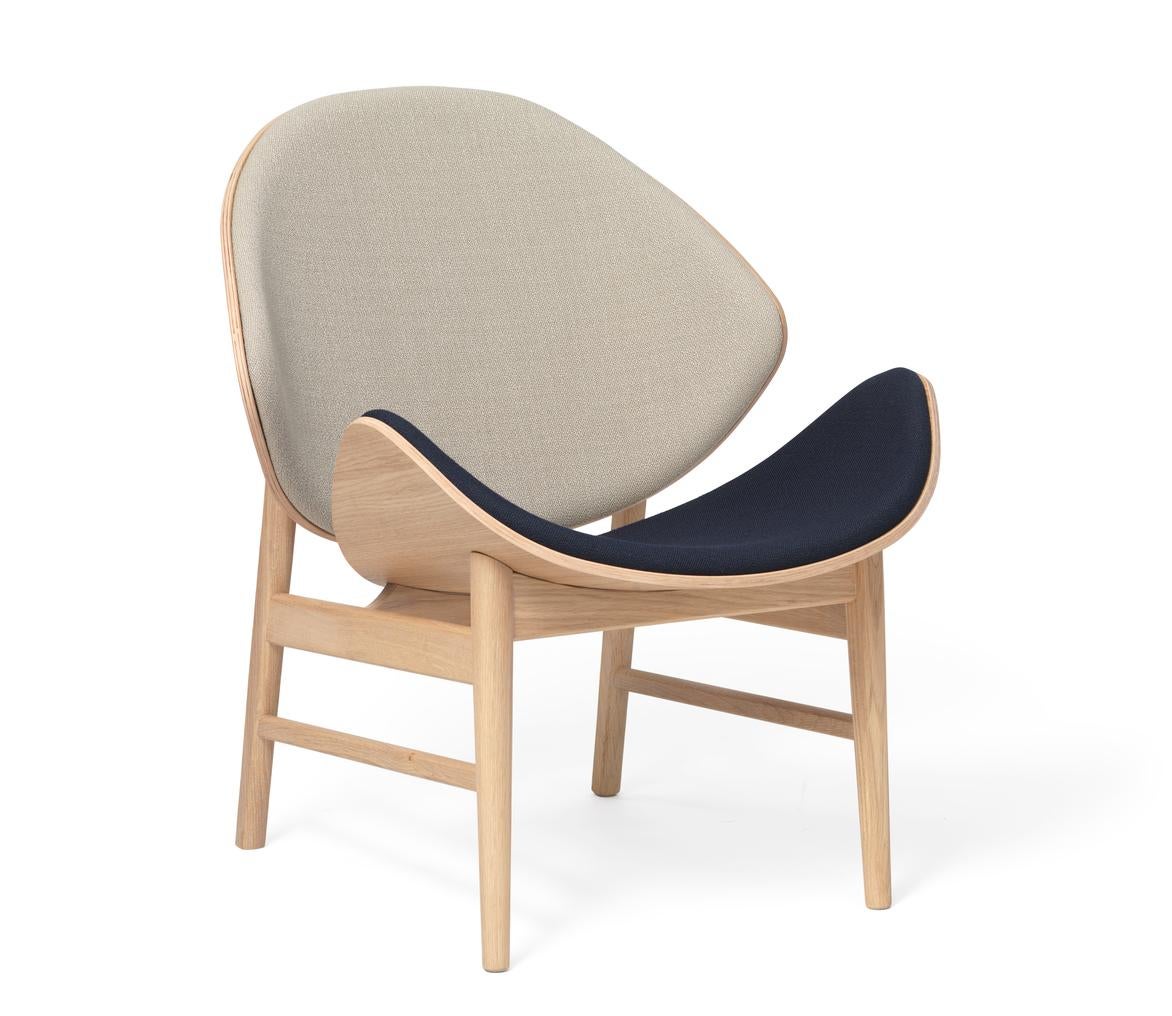 The Orange Chair, chaise en chêne huilé gris, bleu marine et blanc , par Warm Nordic
Dimensions : D64 x L71 x H 78 cm
MATERIAL : Base en chêne massif fumé, assise et dossier en placage, revêtement en textile ou en cuir.
Poids : 9 kg
Également