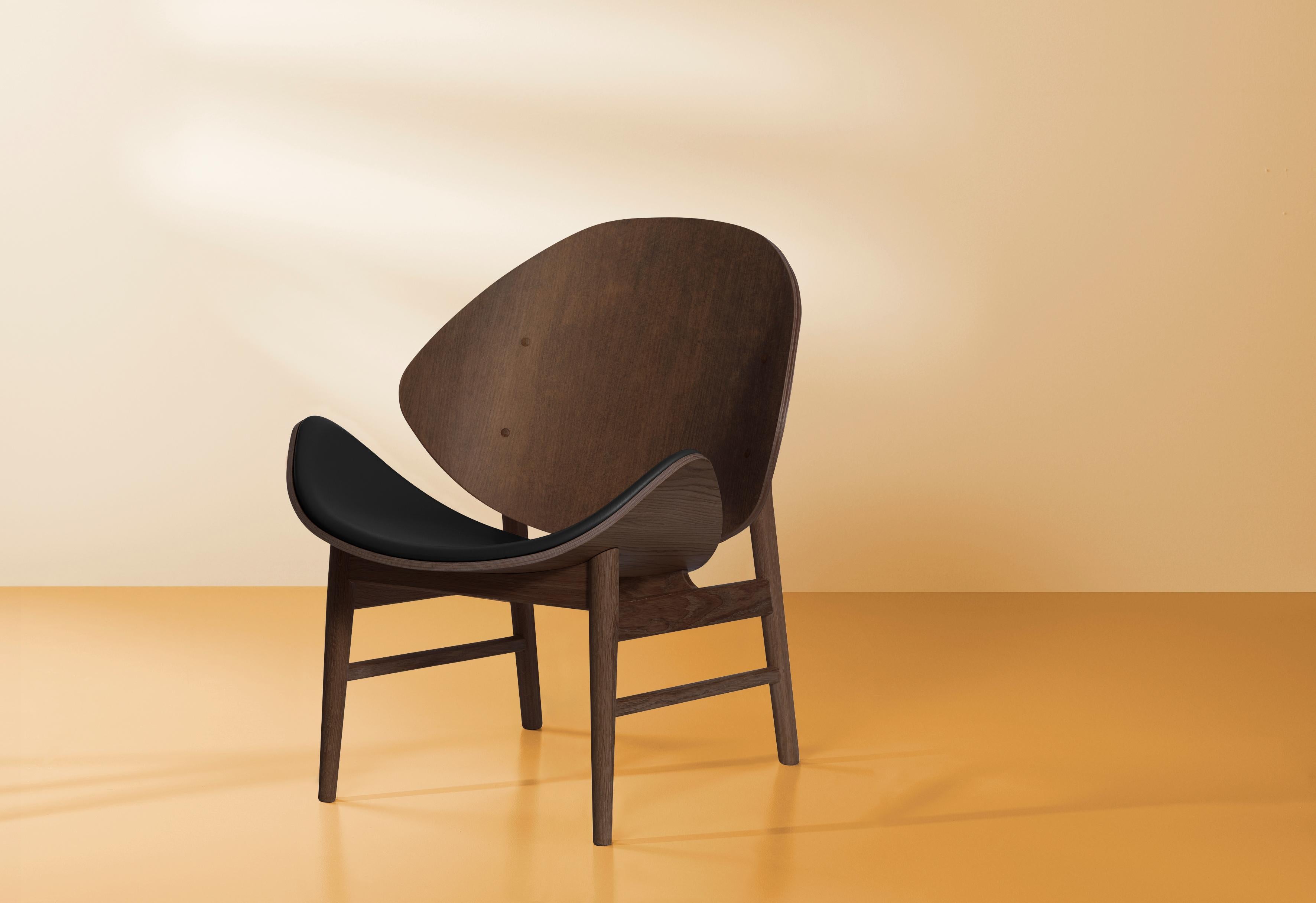 Dieser leichte, elegante Stuhl, der Orange, wurde in den 1950er Jahren von dem bekannten dänischen Architekten Hans Olsen entworfen. Dank seines klassischen Ausdrucks passt der orangefarbene Stuhl sowohl zu einem modernen als auch zu einem zeitlosen
