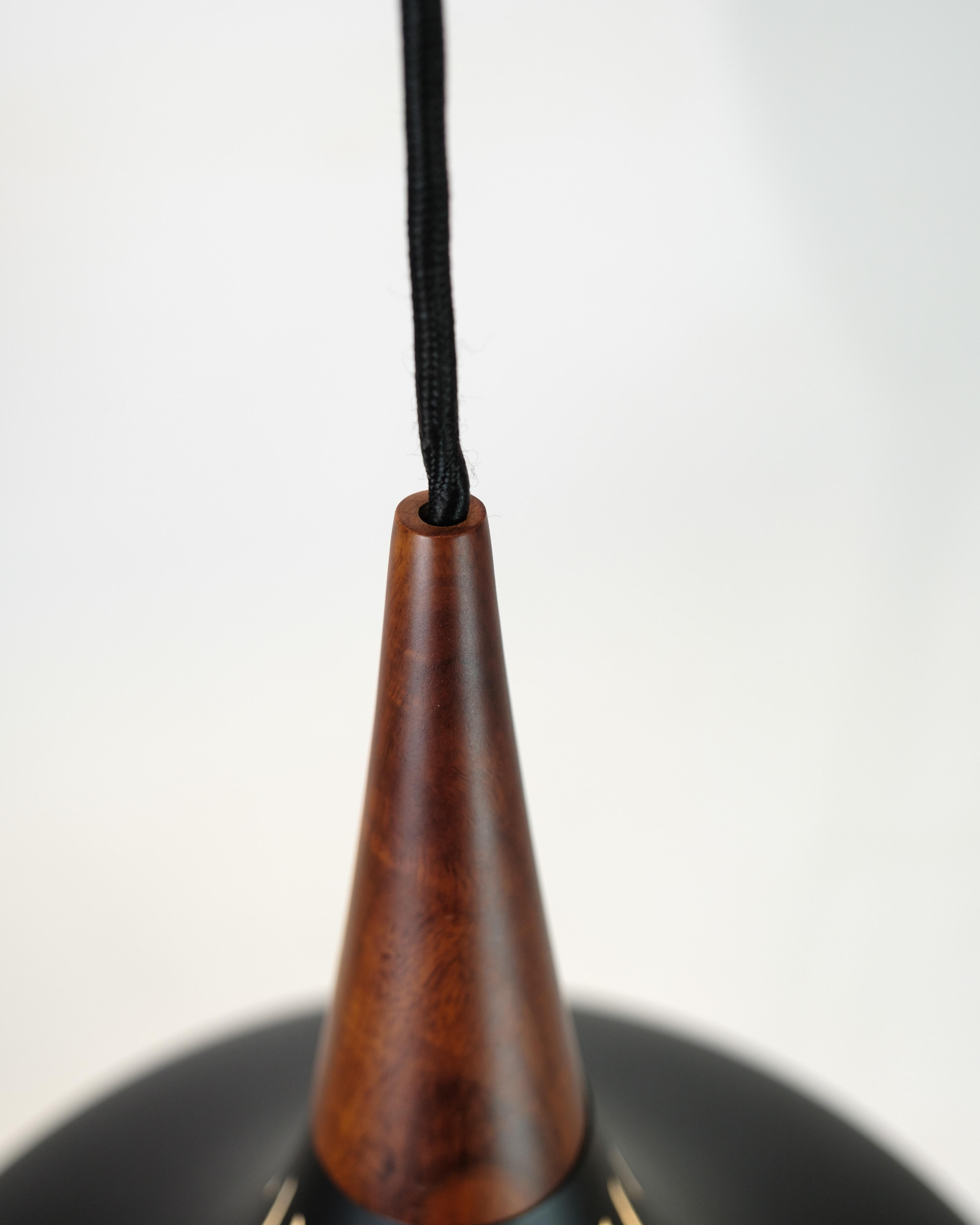 La suspension Orient est une lampe classique et emblématique conçue par Jo Hammerborg pour Fritz Hansen. Cette lampe est un excellent exemple du design danois du milieu du XXe siècle.

Jo Hammerborg était un célèbre designer danois connu pour ses
