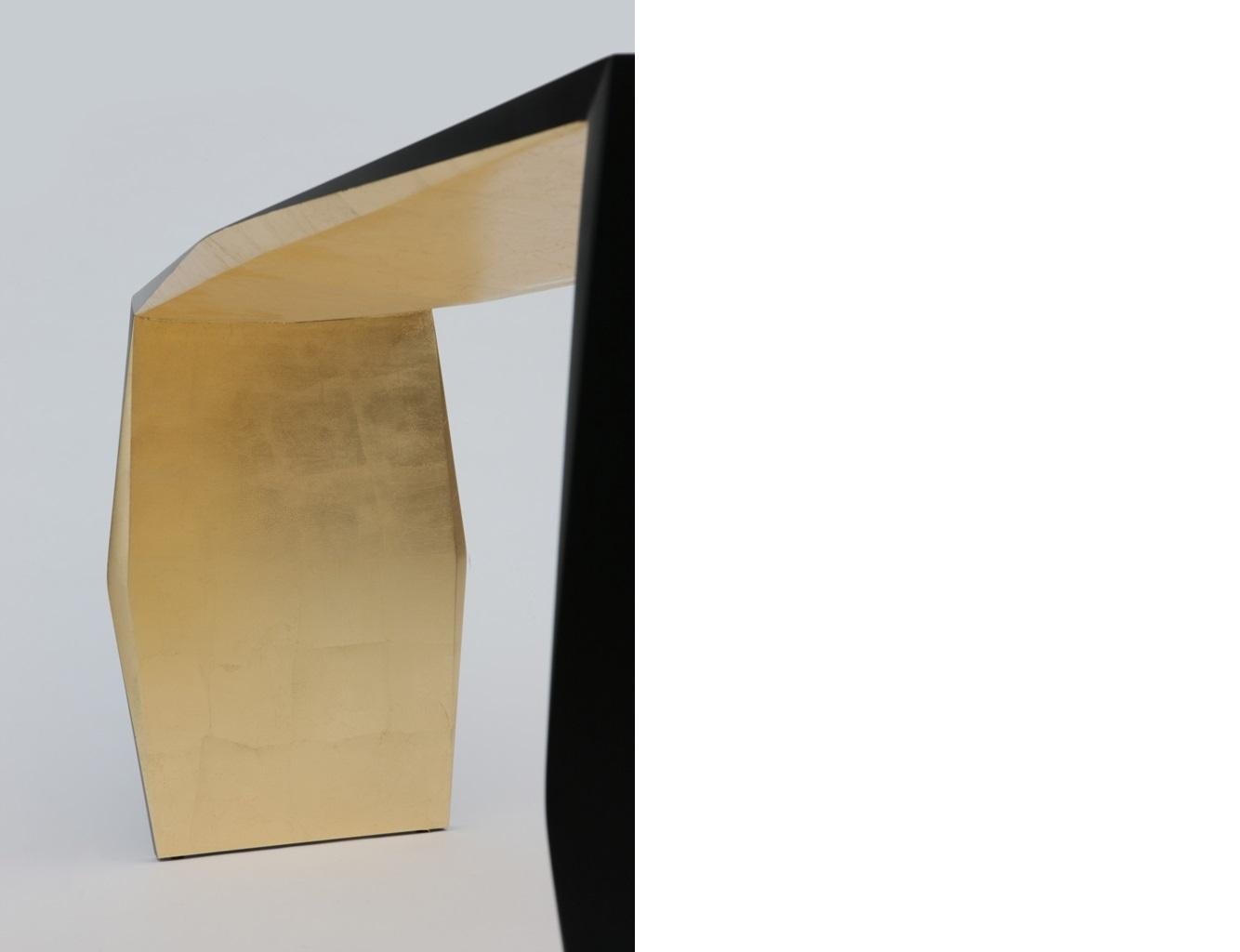Mid-Century Modern La console Origami, noyer américain/feuille d'or en vente