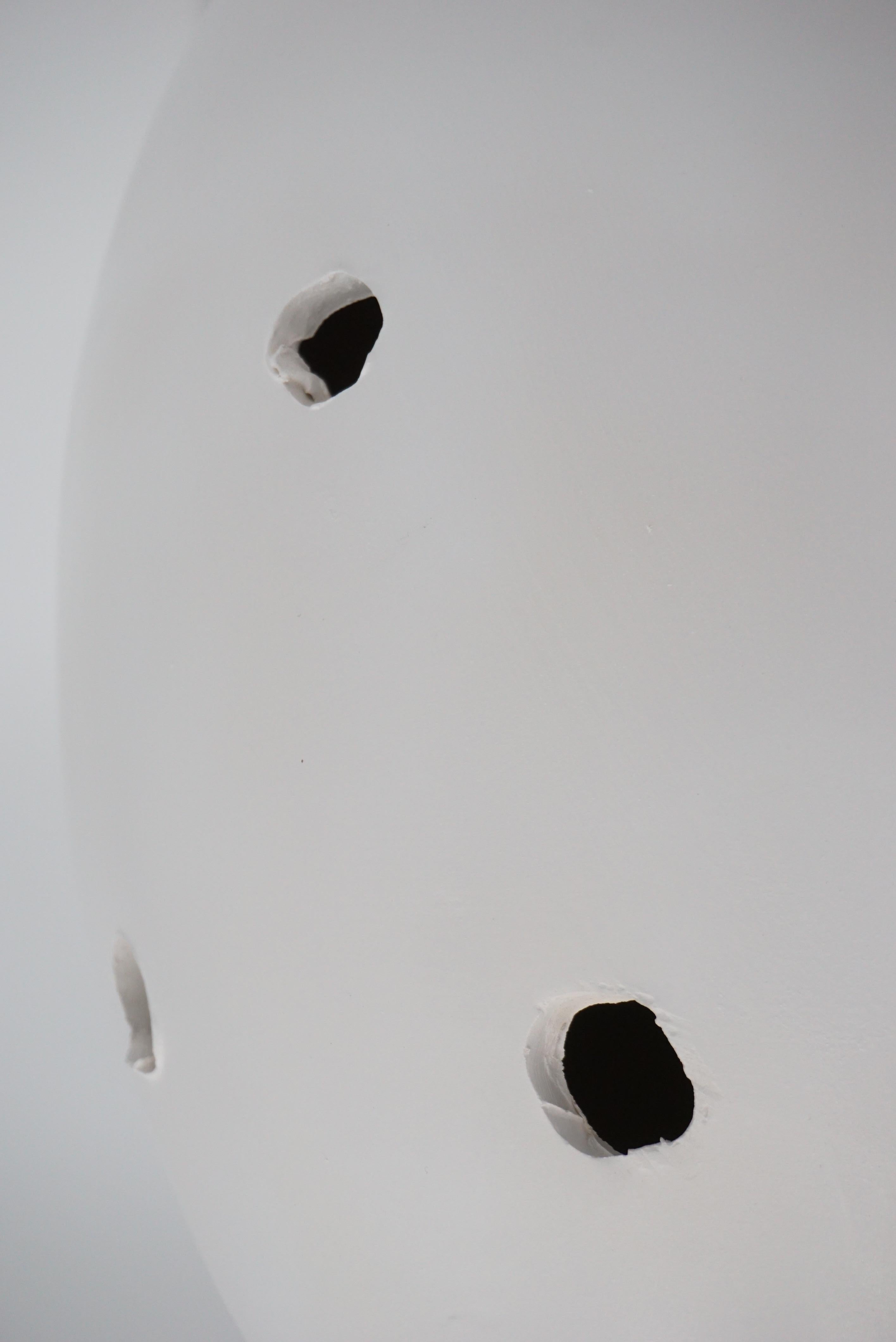 Skulpturale weiße Keramik-Tischlampe „ORIGIN OF GOD“, Hommage an Lucio Fontana (Italienisch) im Angebot