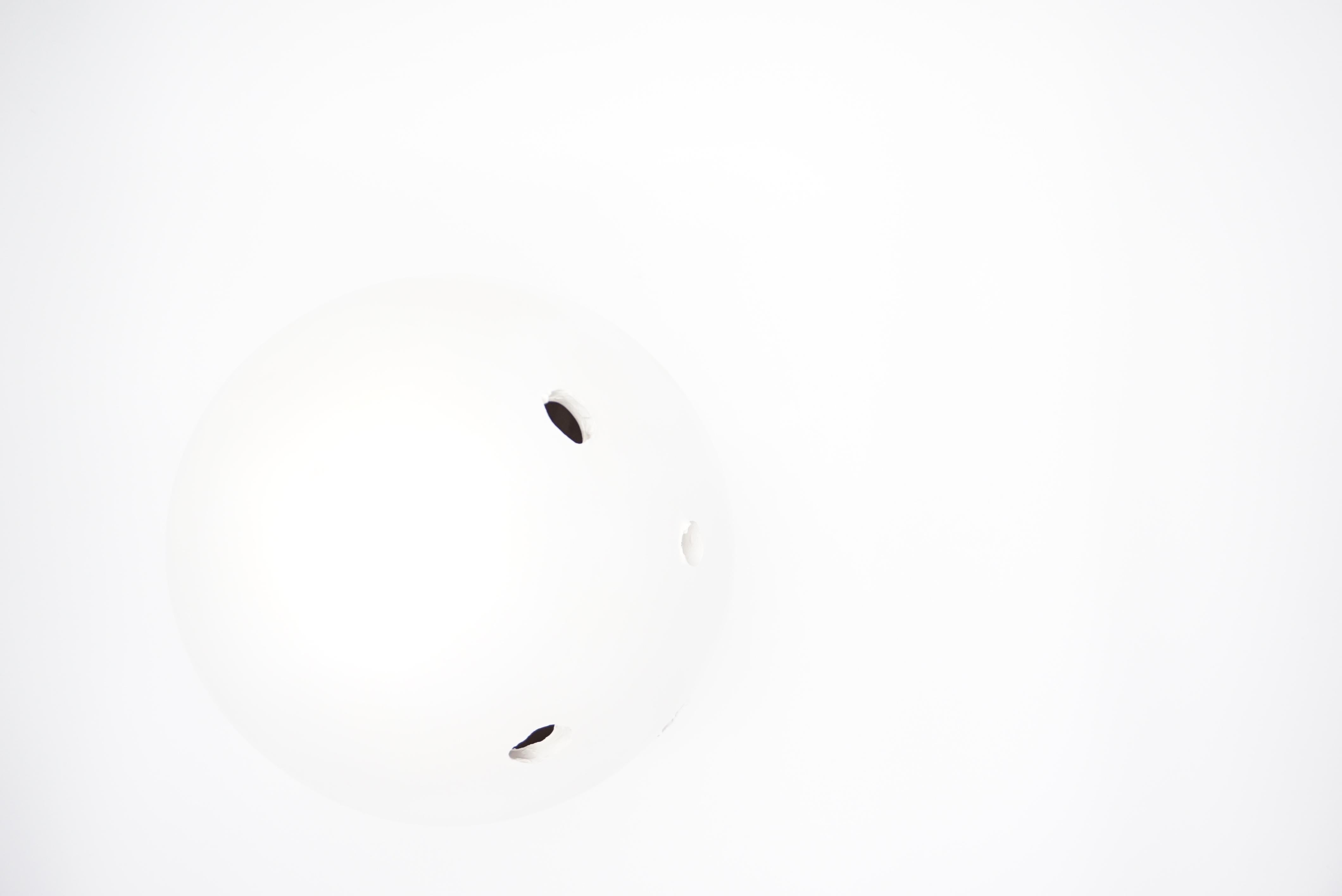 Skulpturale weiße Keramik-Tischlampe „ORIGIN OF GOD“, Hommage an Lucio Fontana im Angebot 2