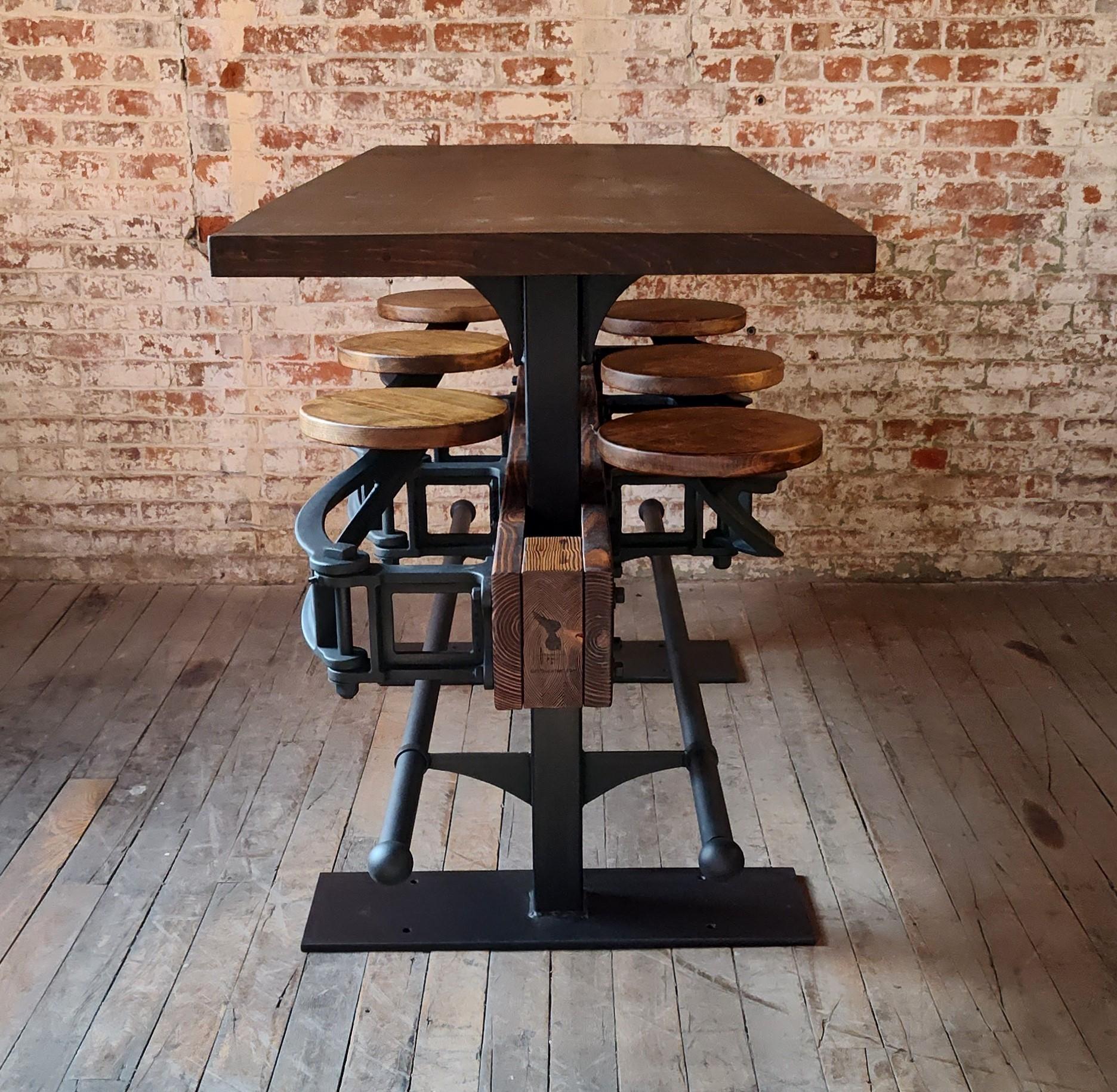 The Original Swing-Out Seat Table - Barhöhe mit Kiefernplatte im Angebot 4