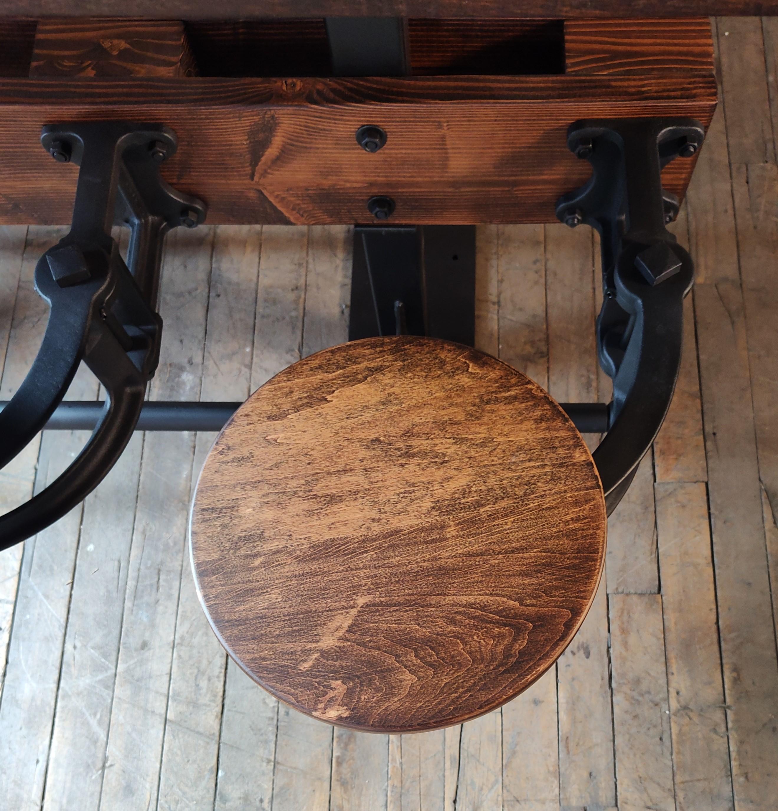 The Original Swing-Out Seat Table - Barhöhe mit Kiefernplatte im Angebot 7