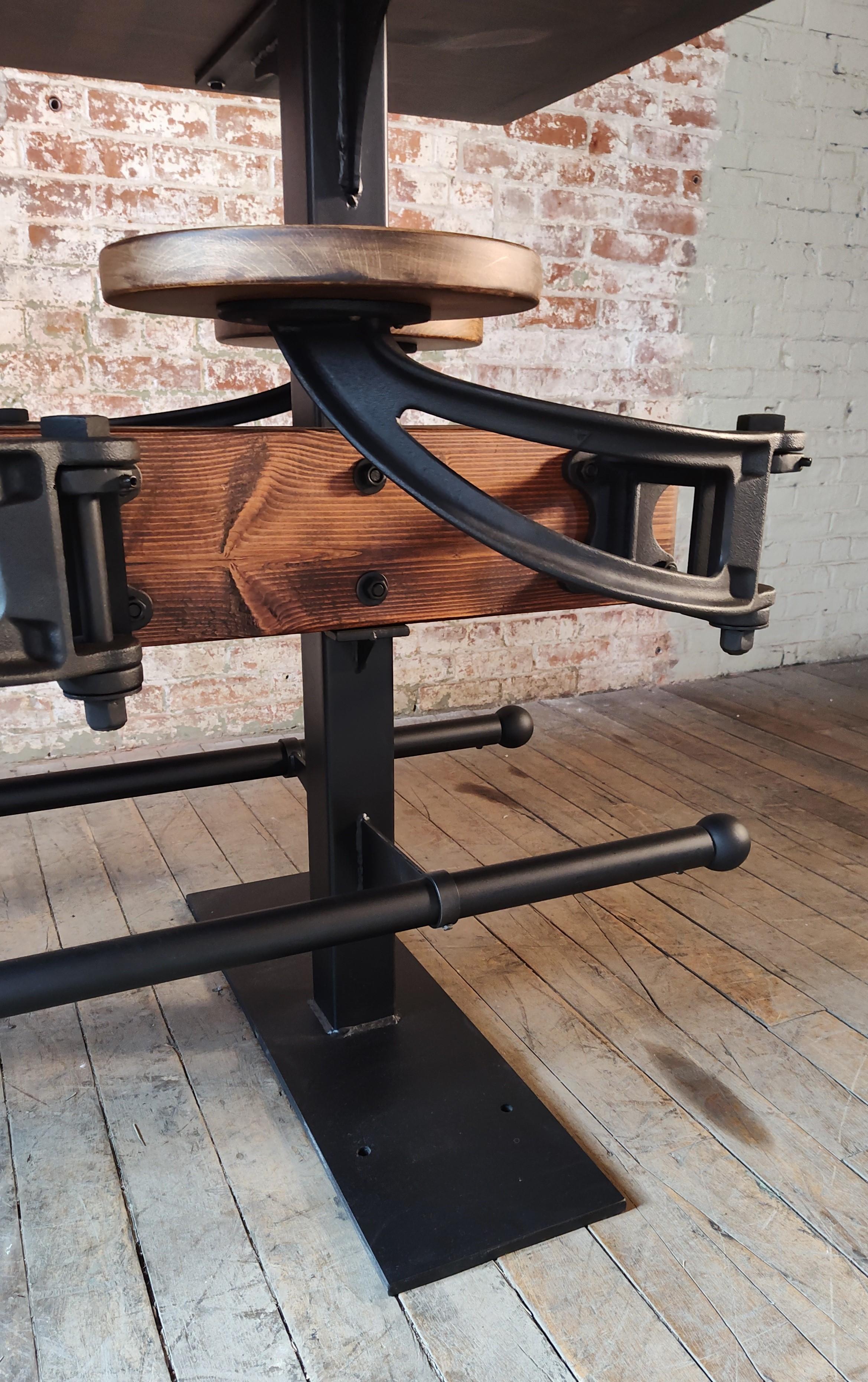 The Original Swing-Out Seat Table - Barhöhe mit Kiefernplatte im Angebot 8